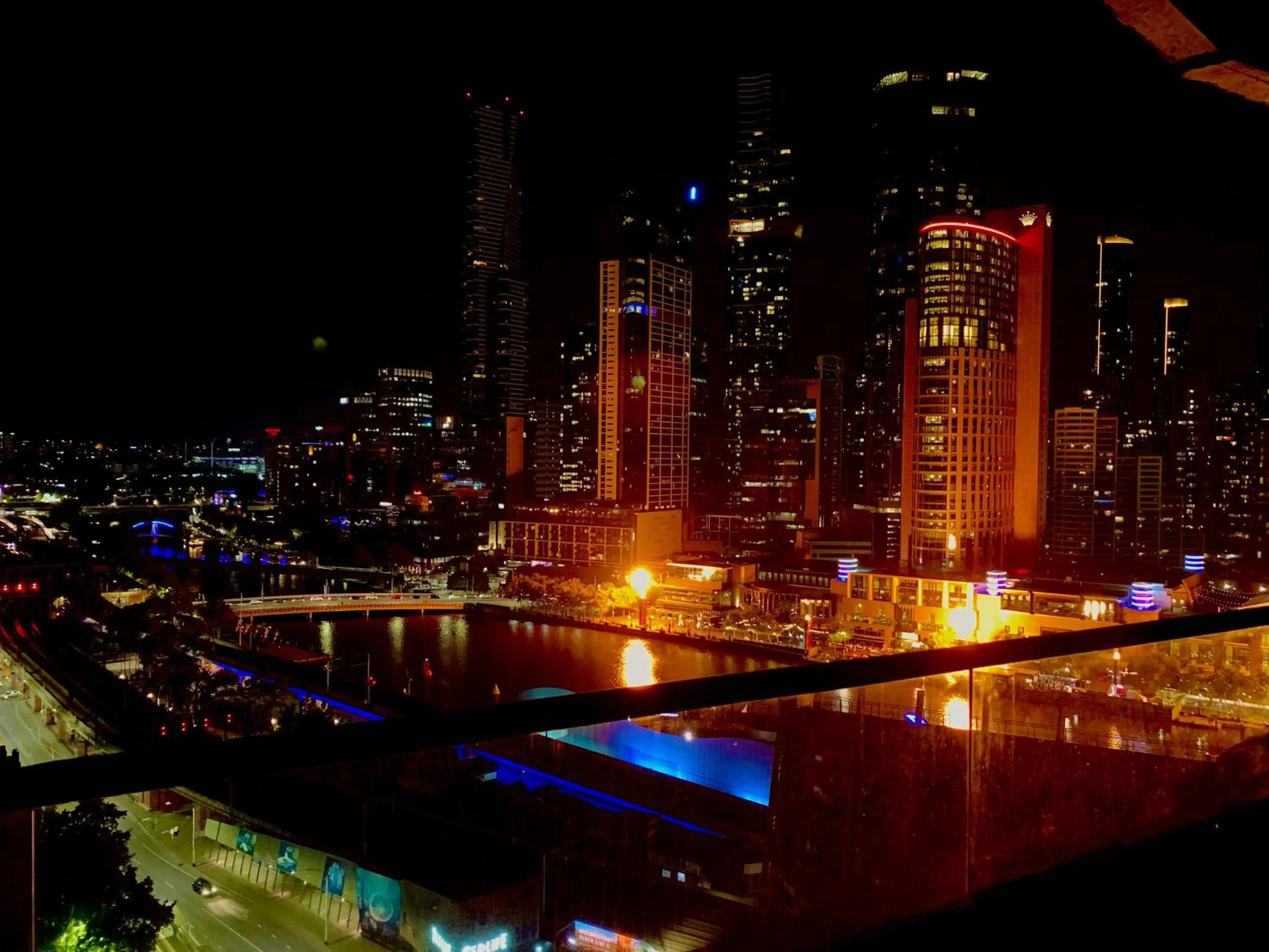 Night in Aura2107, CBD Entire 2 Bedroom Apartment with Balcony and Stunning Yarra River Views