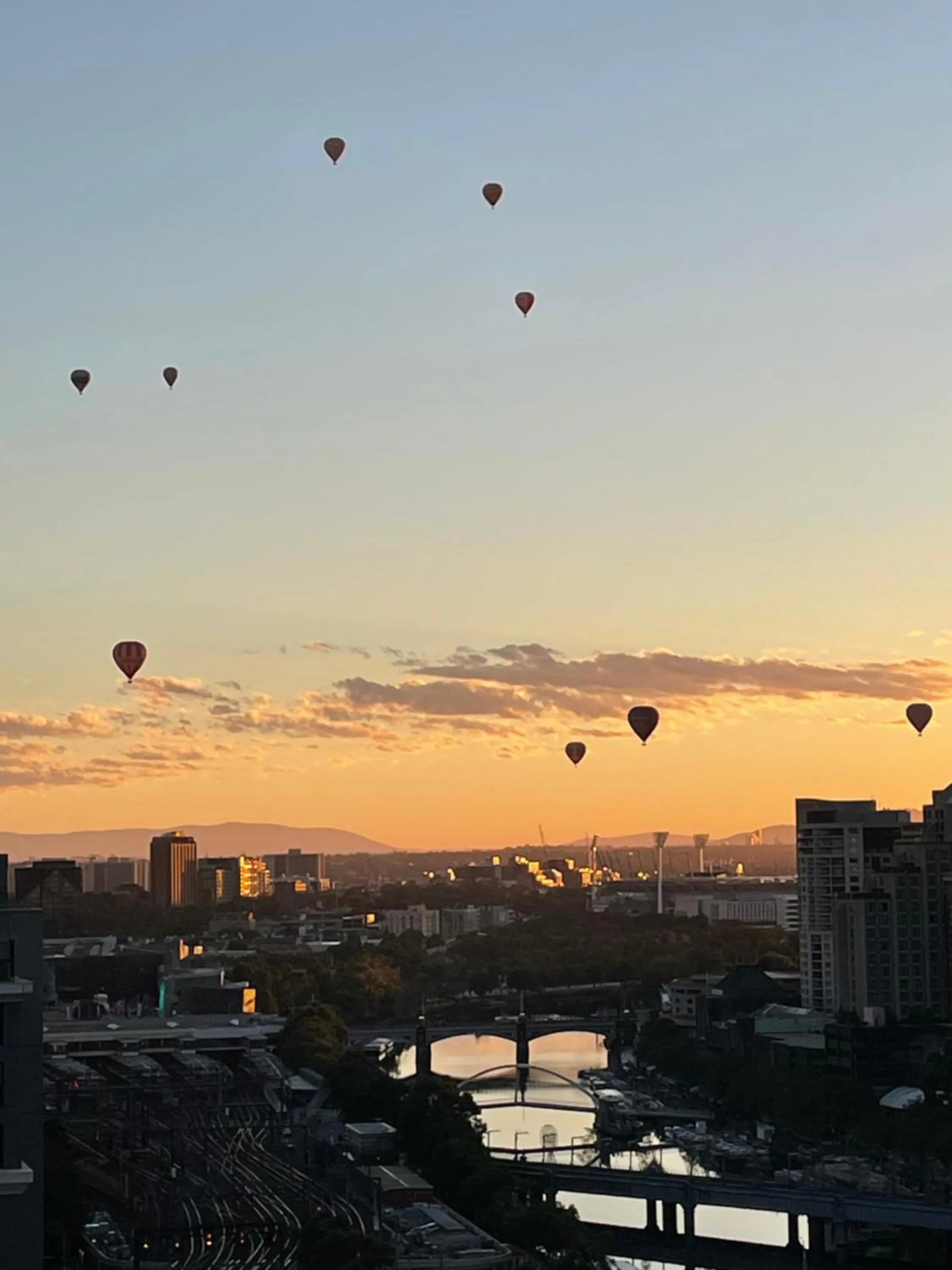 Day in Aura2107, CBD Entire 2 Bedroom Apartment with Balcony and Stunning Yarra River Views