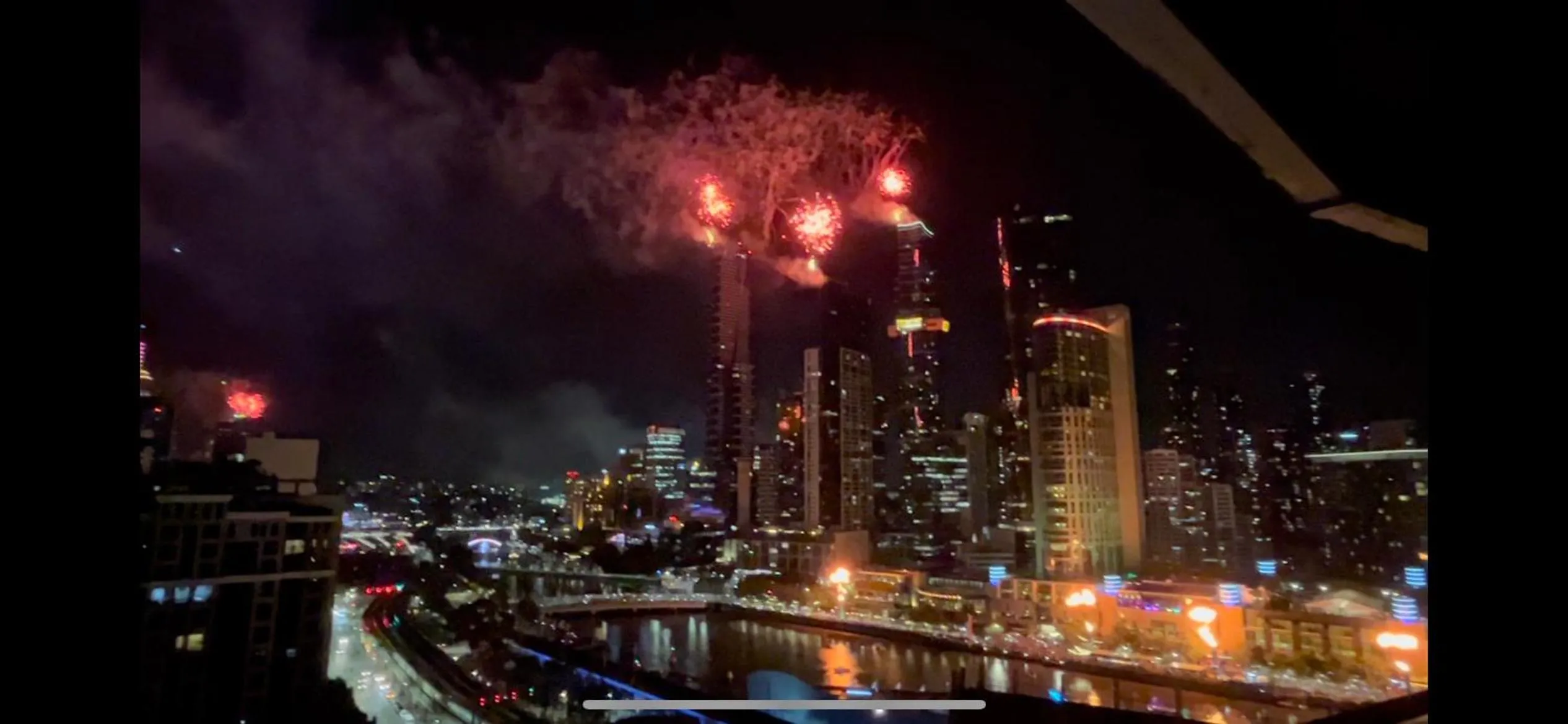 Night in Aura2107, CBD Entire 2 Bedroom Apartment with Balcony and Stunning Yarra River Views