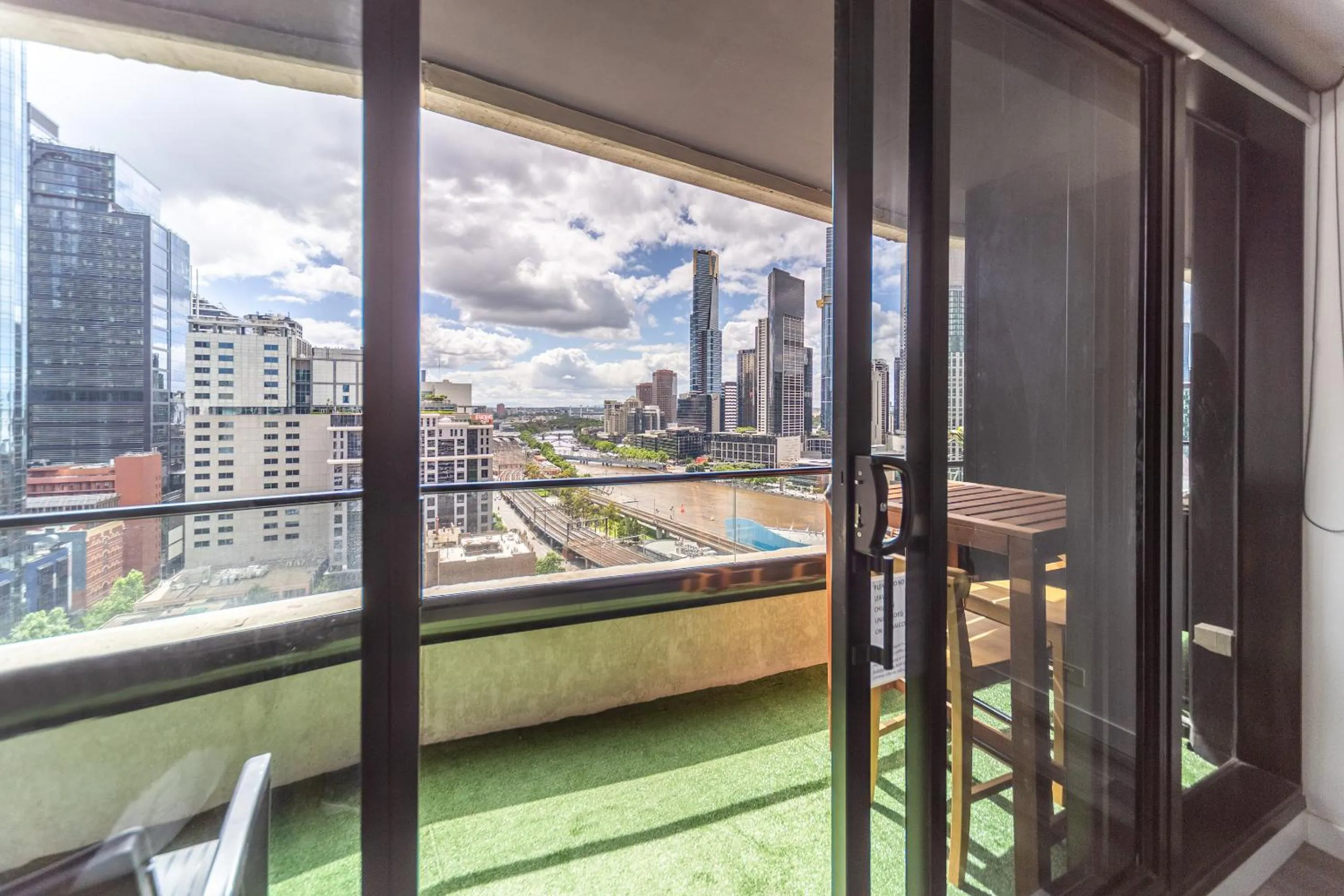 Day in Aura2107, CBD Entire 2 Bedroom Apartment with Balcony and Stunning Yarra River Views
