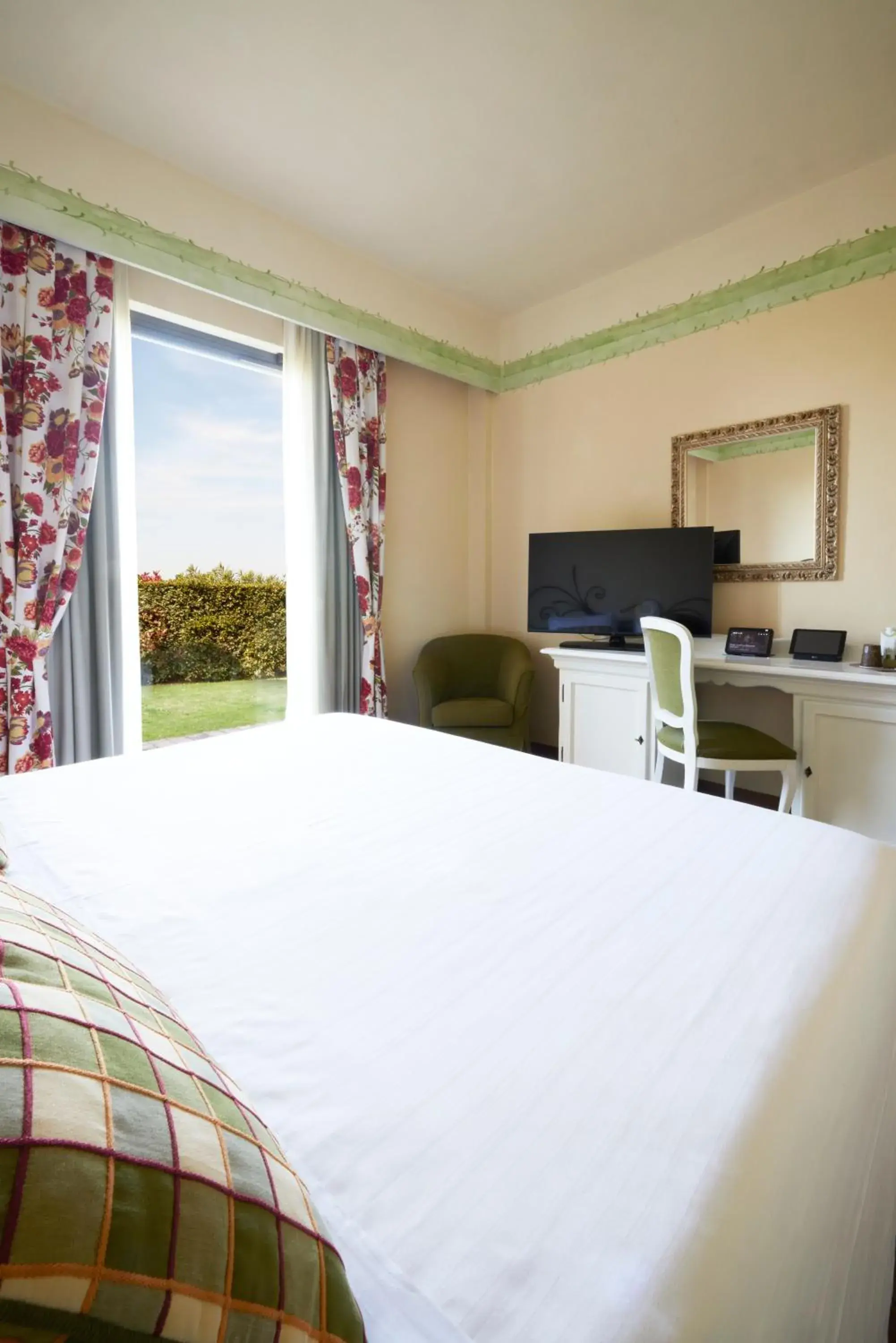 TV and multimedia, Bed in Hotel Borgo Di Cortefreda - Place of Charme TV and multimedia, Bed in Hotel Borgo Di Cortefreda - Place of Charme