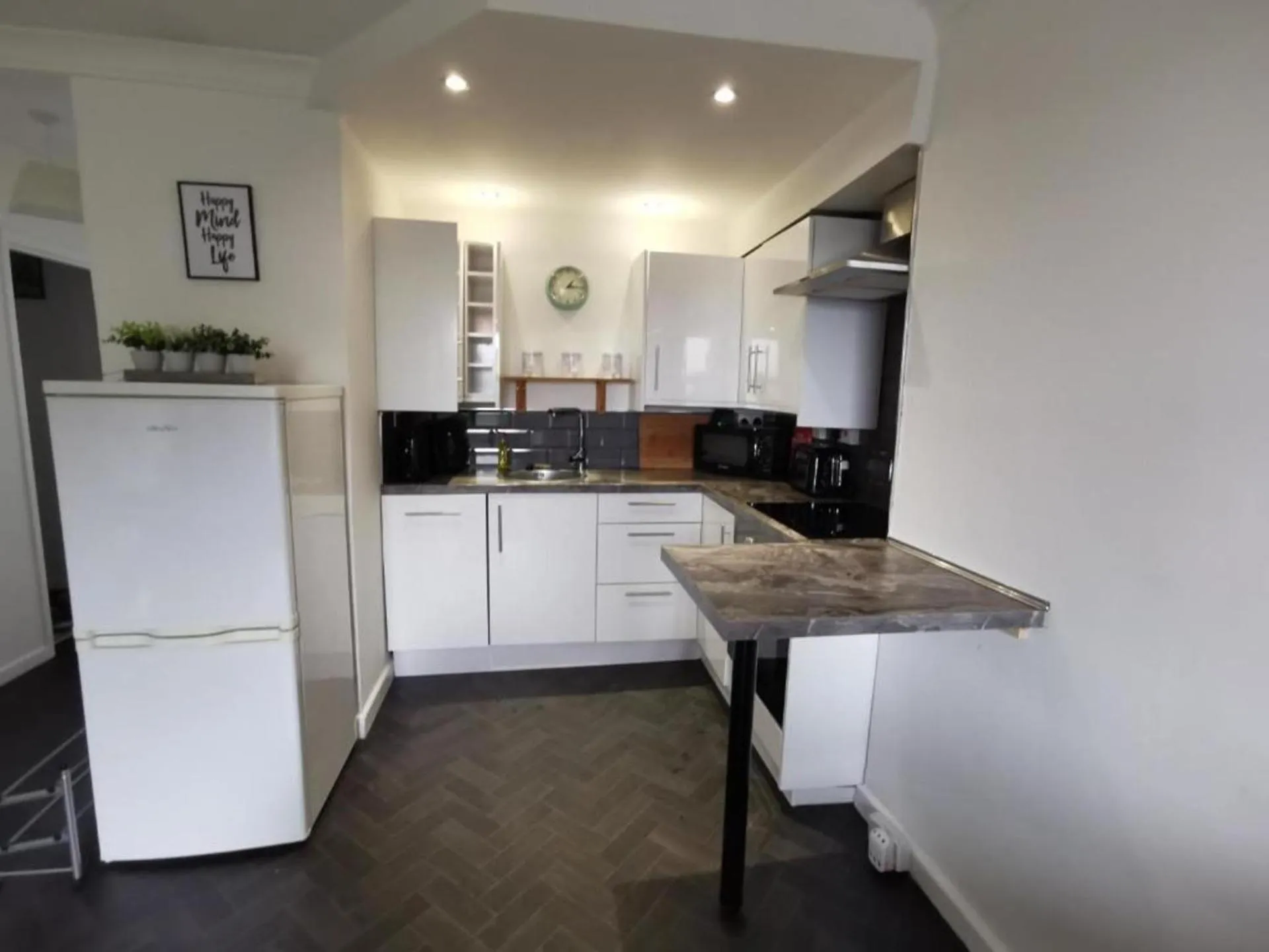 2 Bed - Sleeps 4 - Sea Views - Free Parking