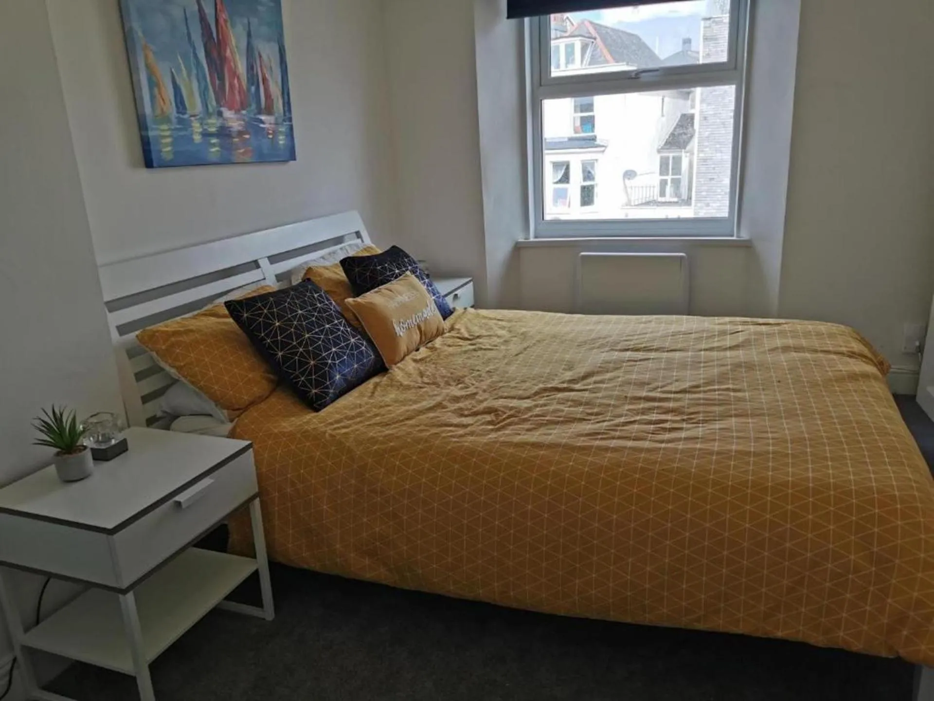 2 Bed - Sleeps 4 - Sea Views - Free Parking