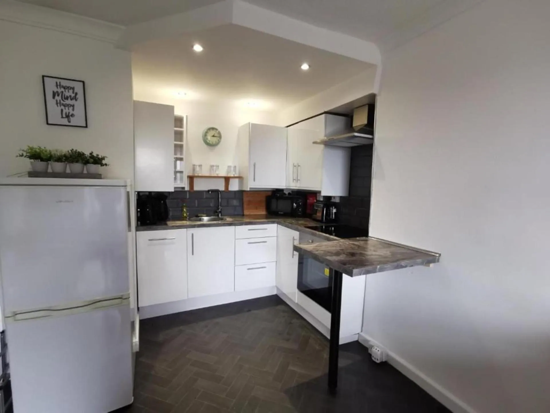 2 Bed - Sleeps 4 - Sea Views - Free Parking