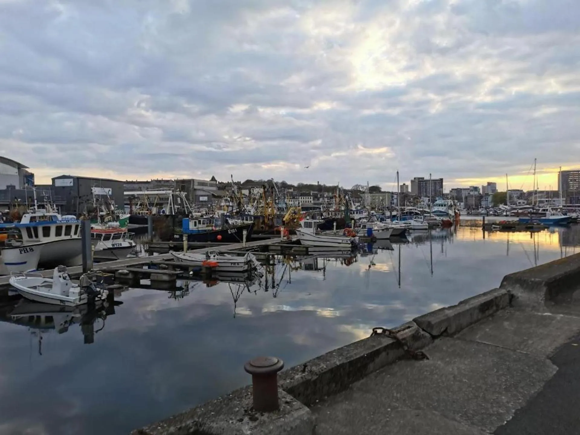 2 Bed - Sleeps 4 - Sea Views - Free Parking