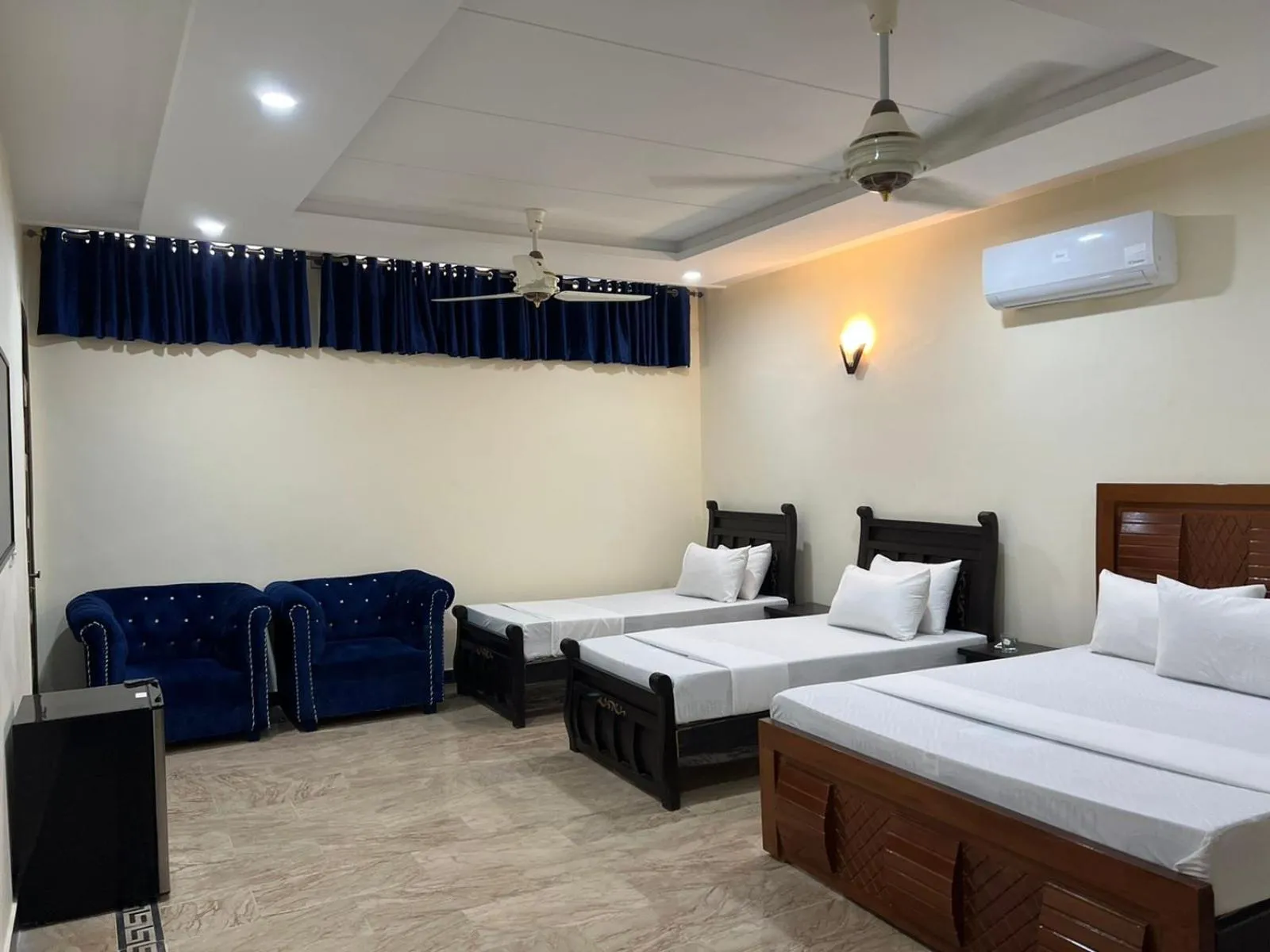 Bed in Royal Blue inn Hotel