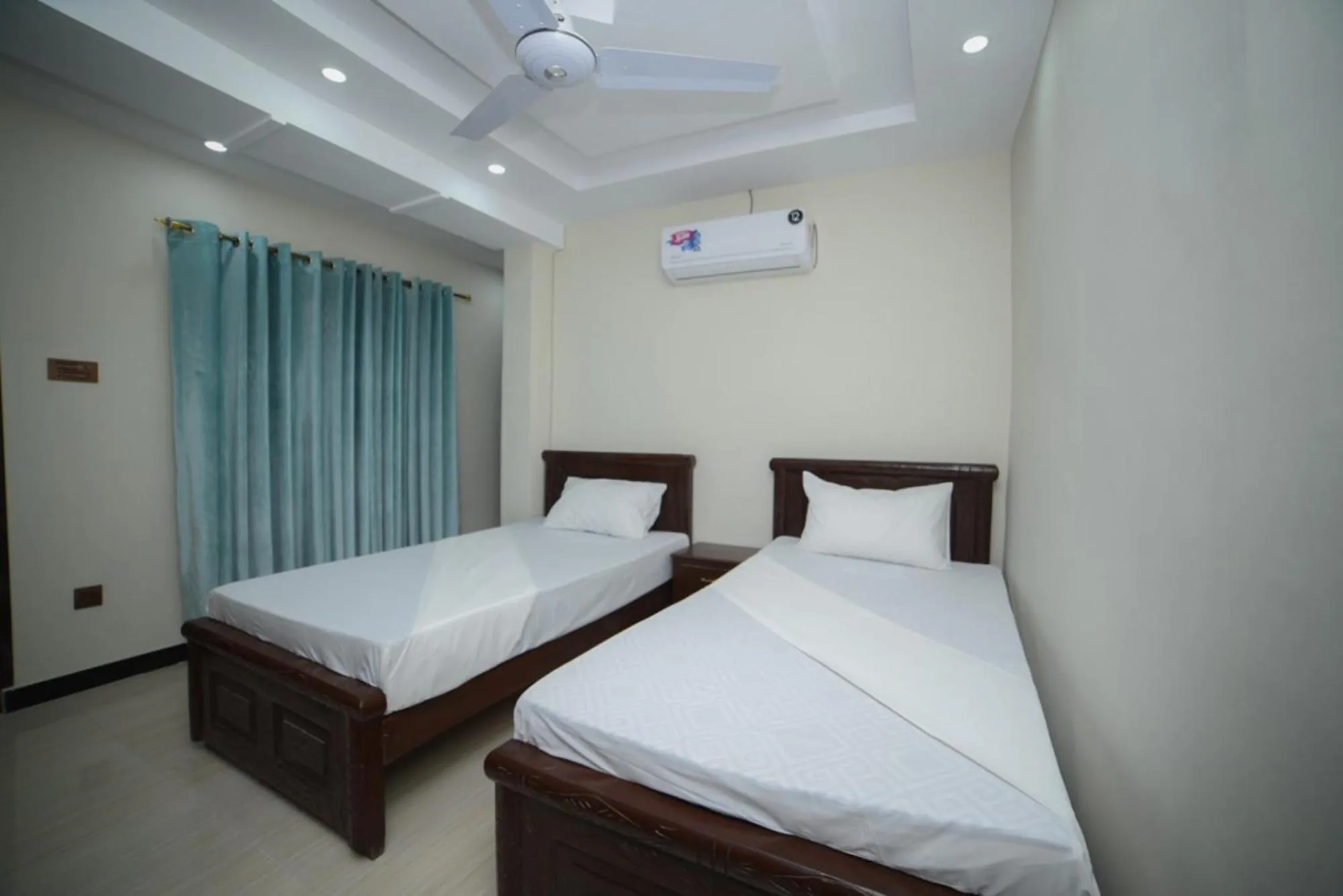 Photo of the whole room, Bed in Royal Blue inn Hotel