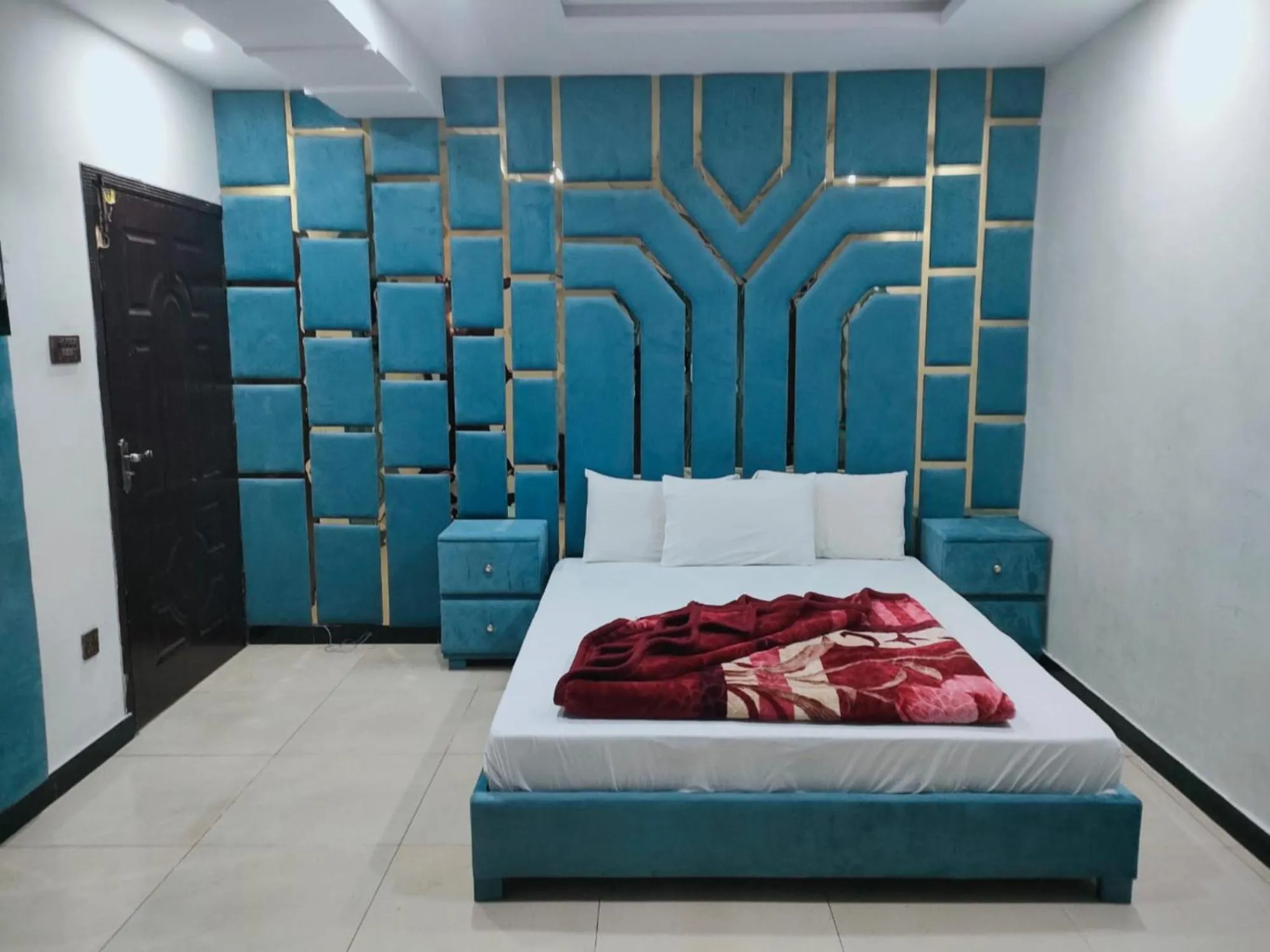 Bed in Royal Blue inn Hotel