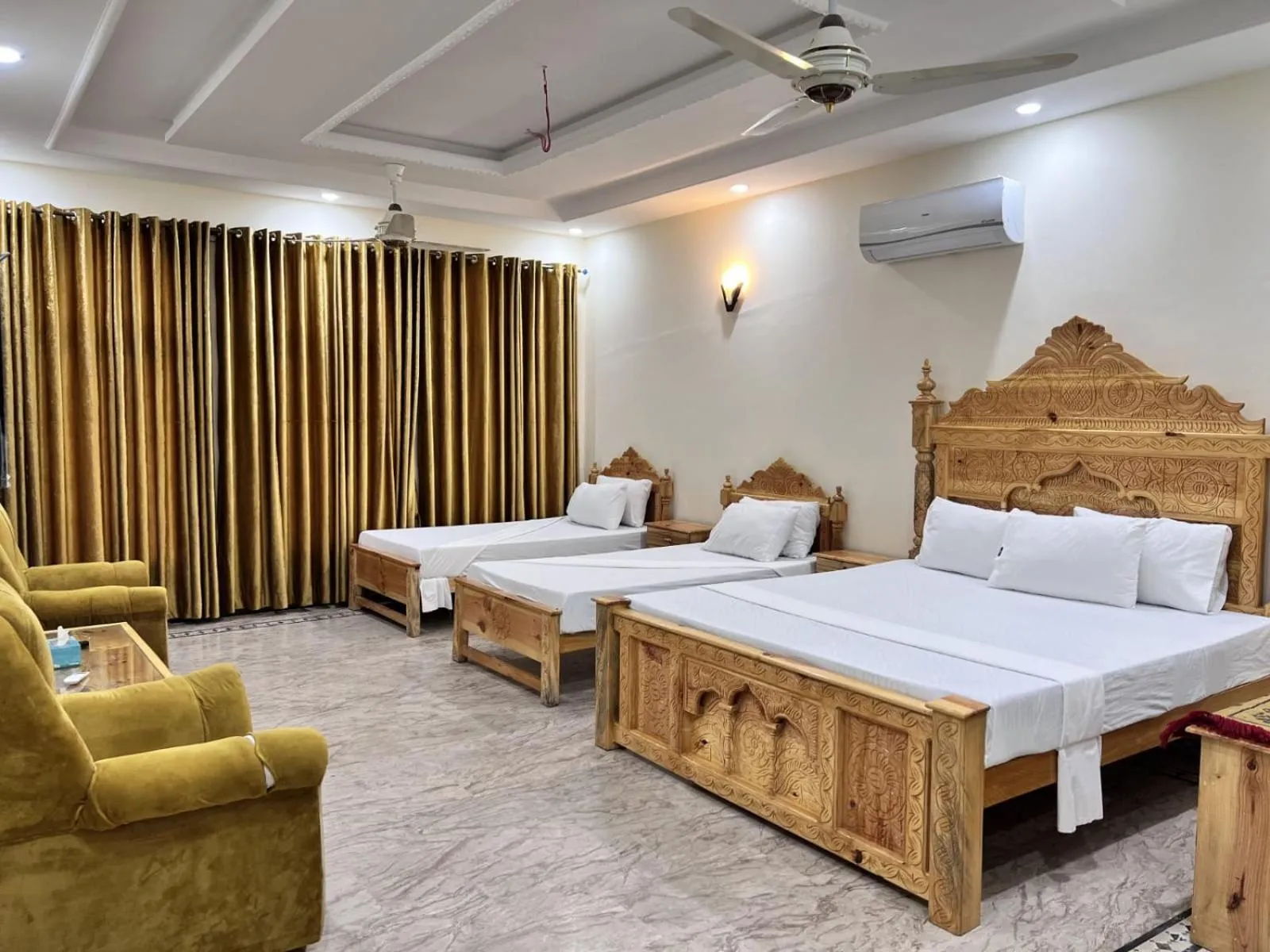 Bed in Royal Blue inn Hotel
