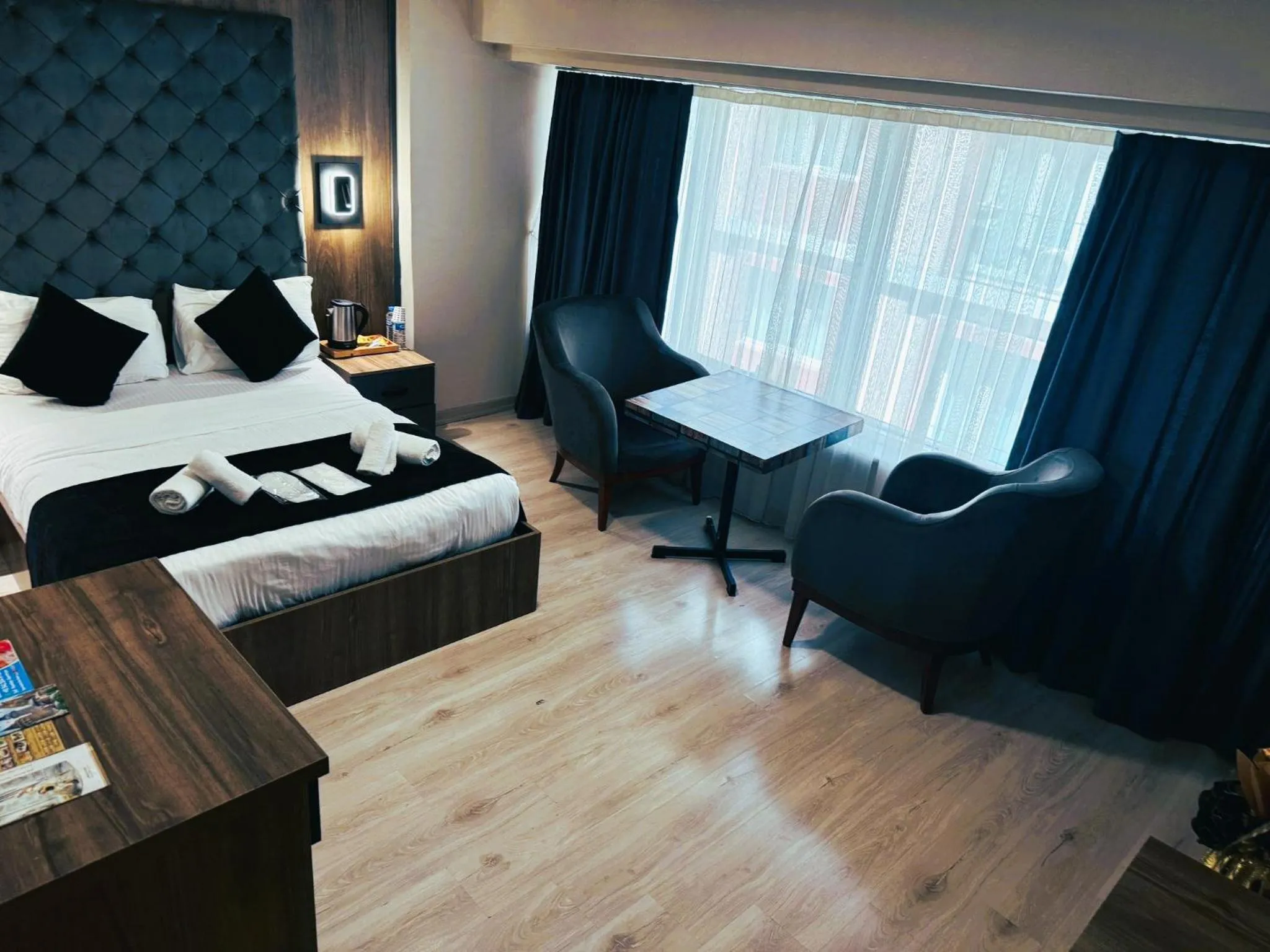 Seating area, Bed in Nişantaşı Diamond Hotel