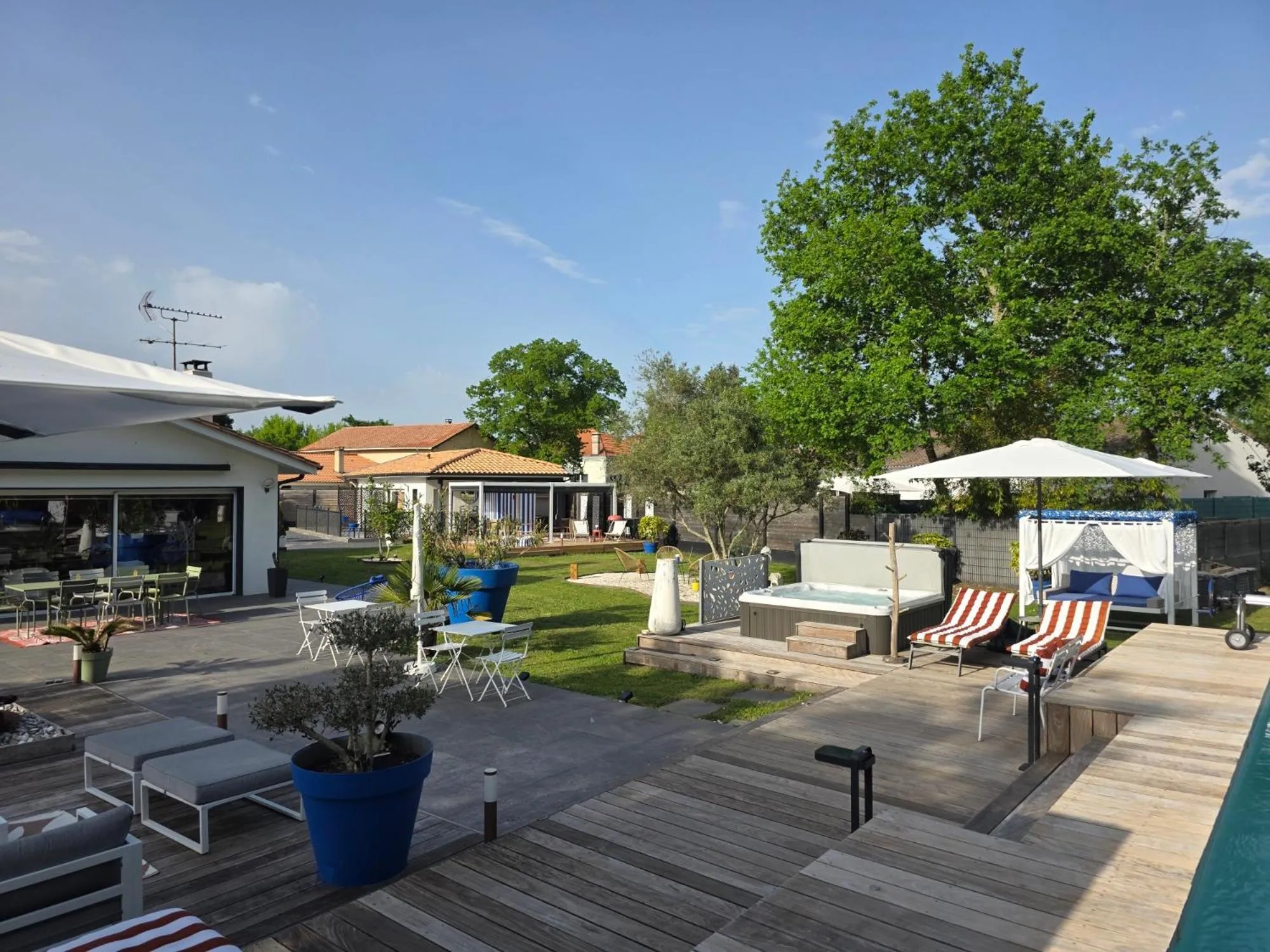 Garden in La Parenthèse du Las, Maison d'hôtes avec Piscine et Spa