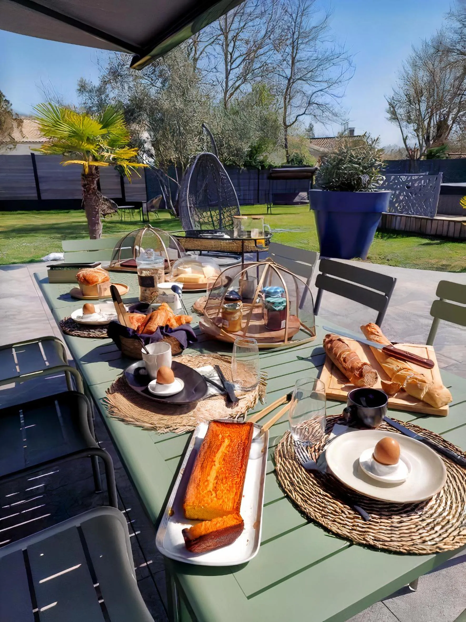 Breakfast in La Parenthèse du Las, Maison d'hôtes avec Piscine et Spa