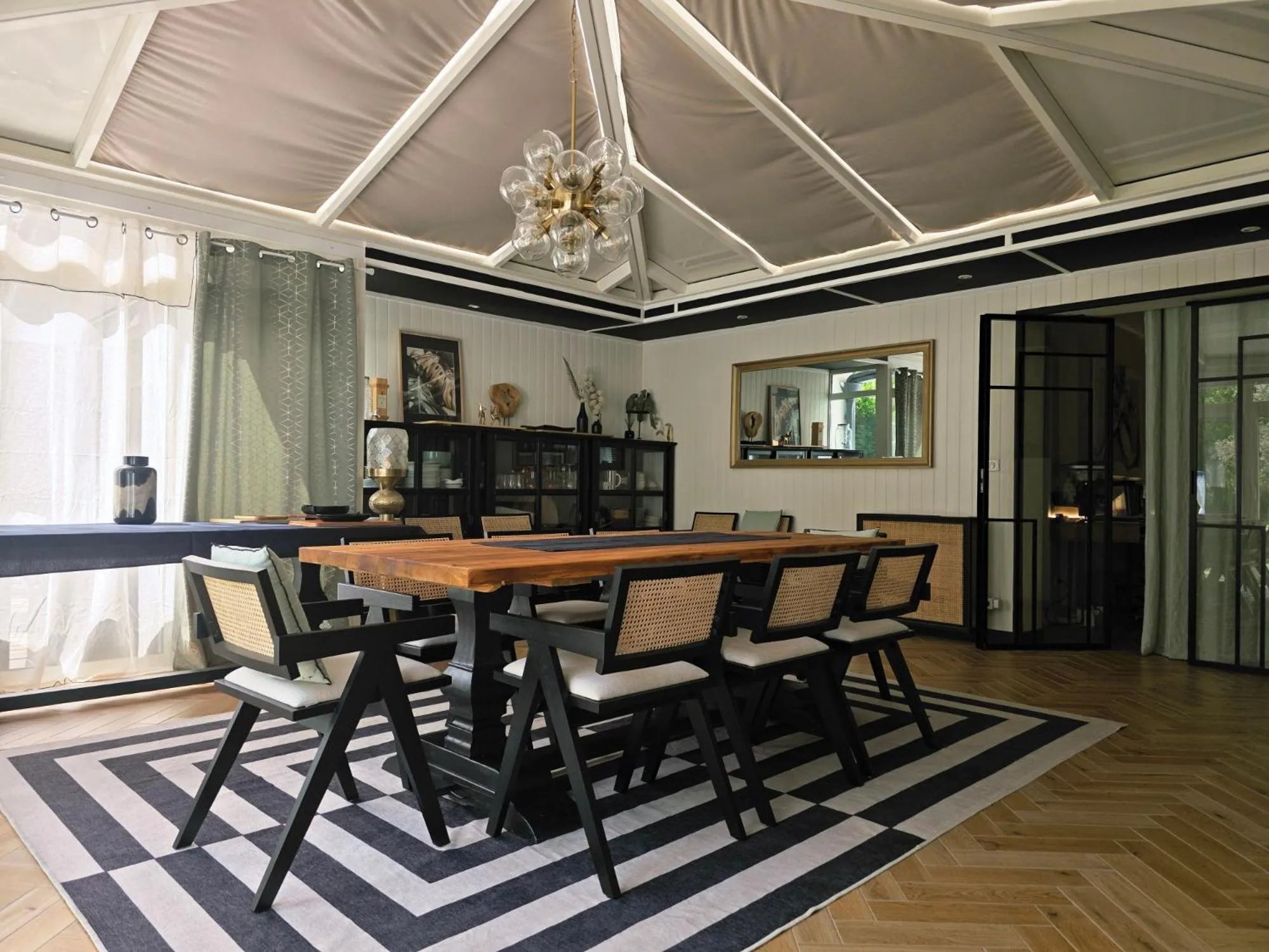 Dining area in La Parenthèse du Las, Maison d'hôtes avec Piscine et Spa