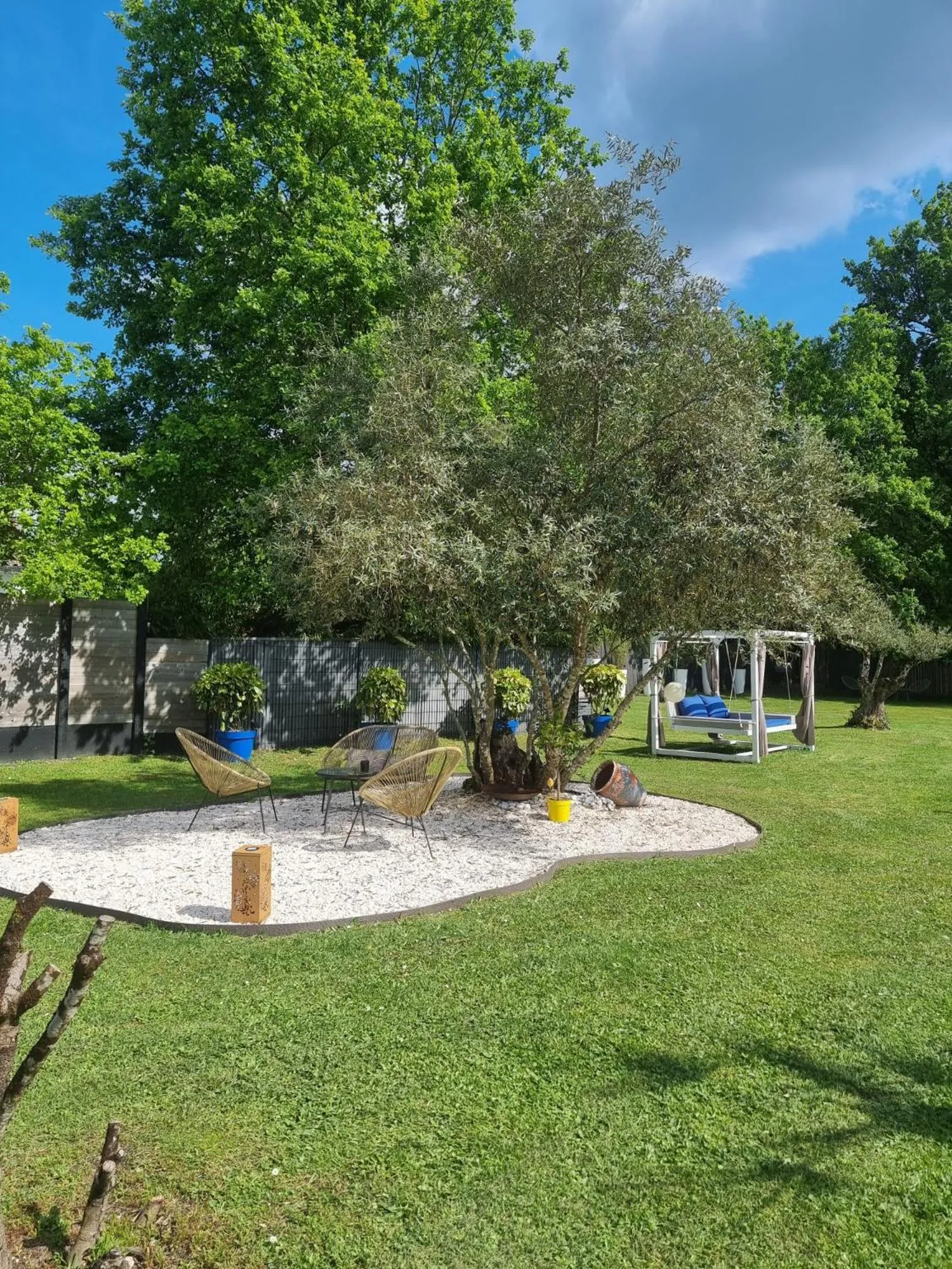 Garden in La Parenthèse du Las, Maison d'hôtes avec Piscine et Spa