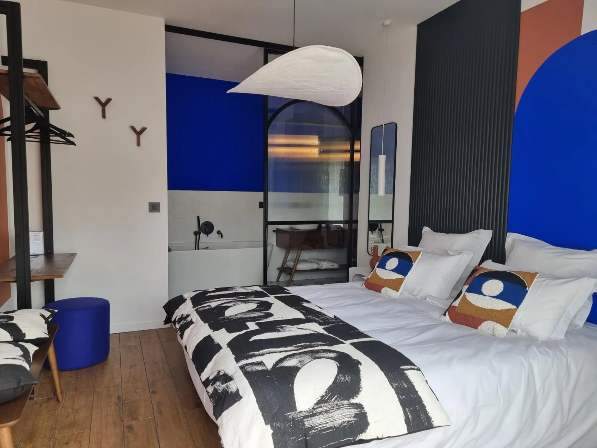 Photo of the whole room, Bed in La Parenthèse du Las, Maison d'hôtes avec Piscine et Spa