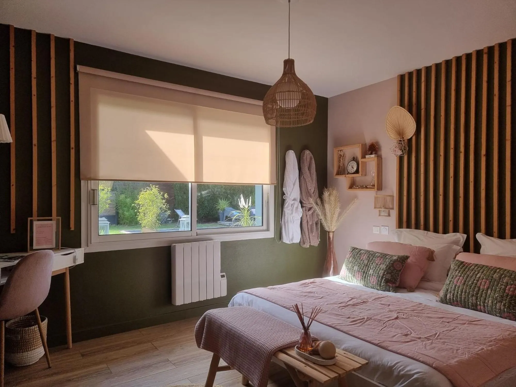 Bed in La Parenthèse du Las, Maison d'hôtes avec Piscine et Spa