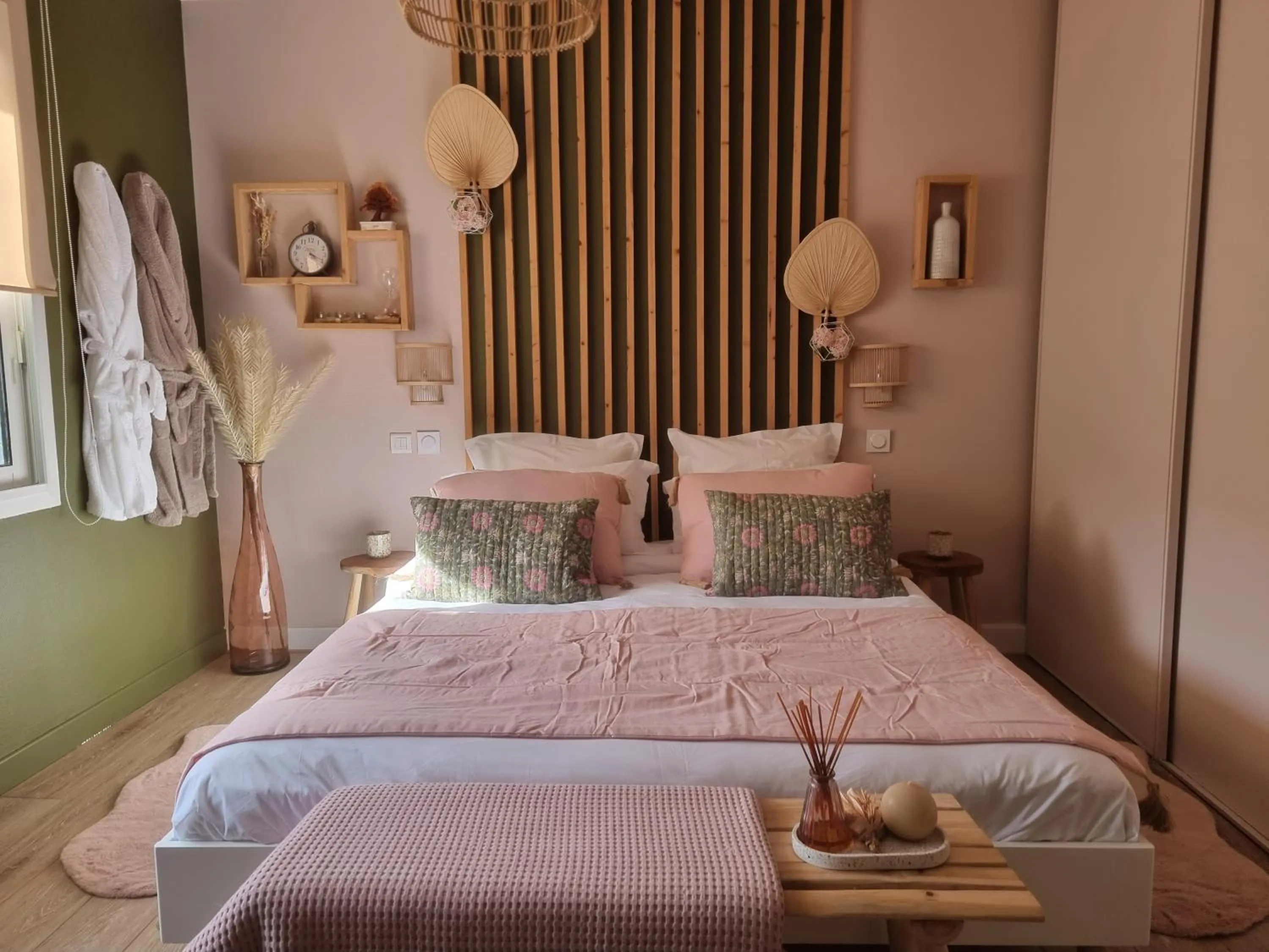 Bed in La Parenthèse du Las, Maison d'hôtes avec Piscine et Spa