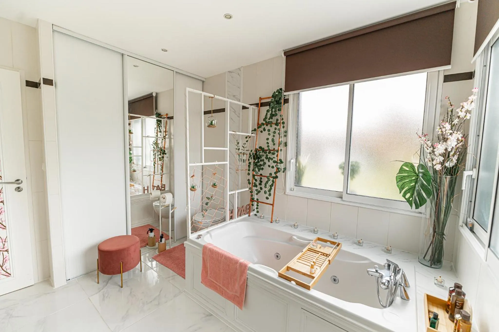 Bathroom in La Parenthèse du Las, Maison d'hôtes avec Piscine et Spa