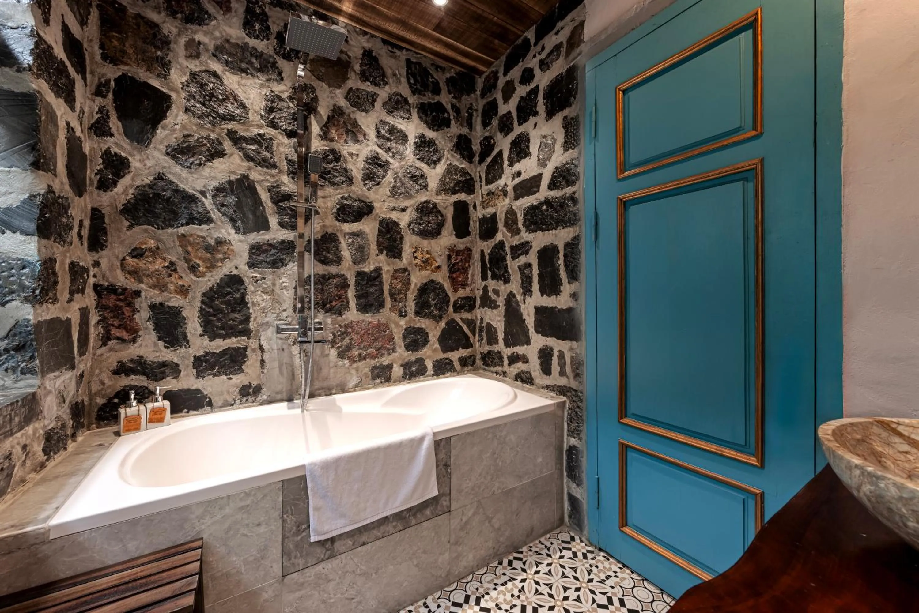 Bath in ChezCao Rice Field Ecolodge Ninh Binh