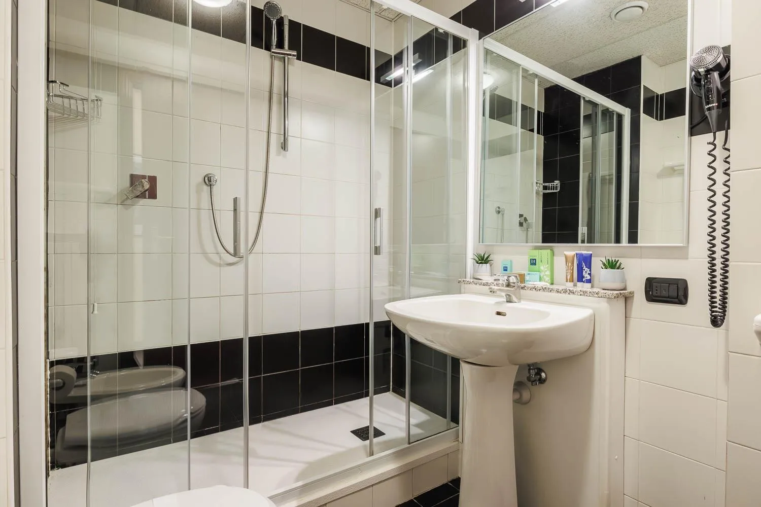 Bathroom in JR Hotels Bologna Amadeus