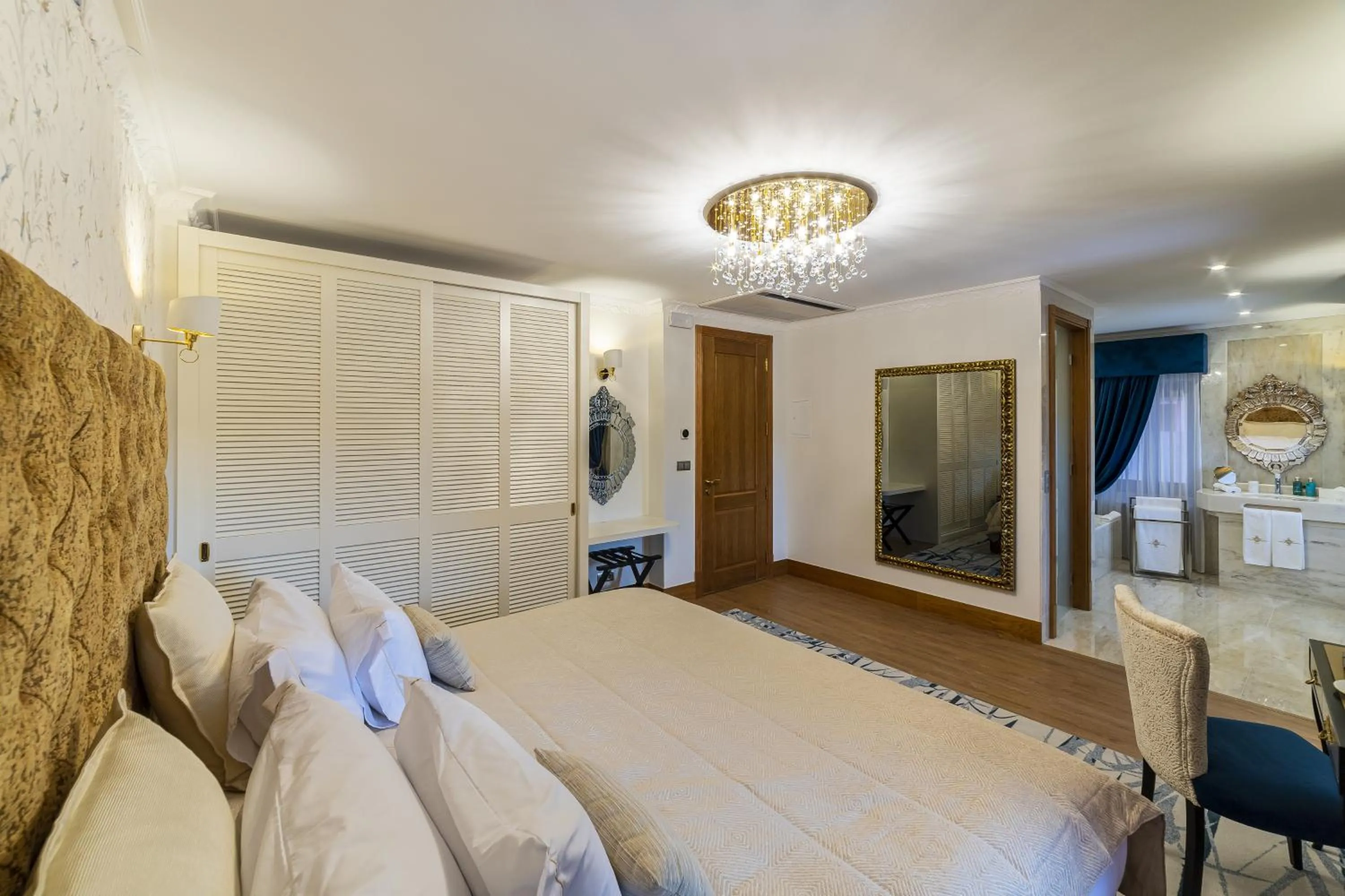 Photo of the whole room, Bed in Sintra Marmòris Camélia