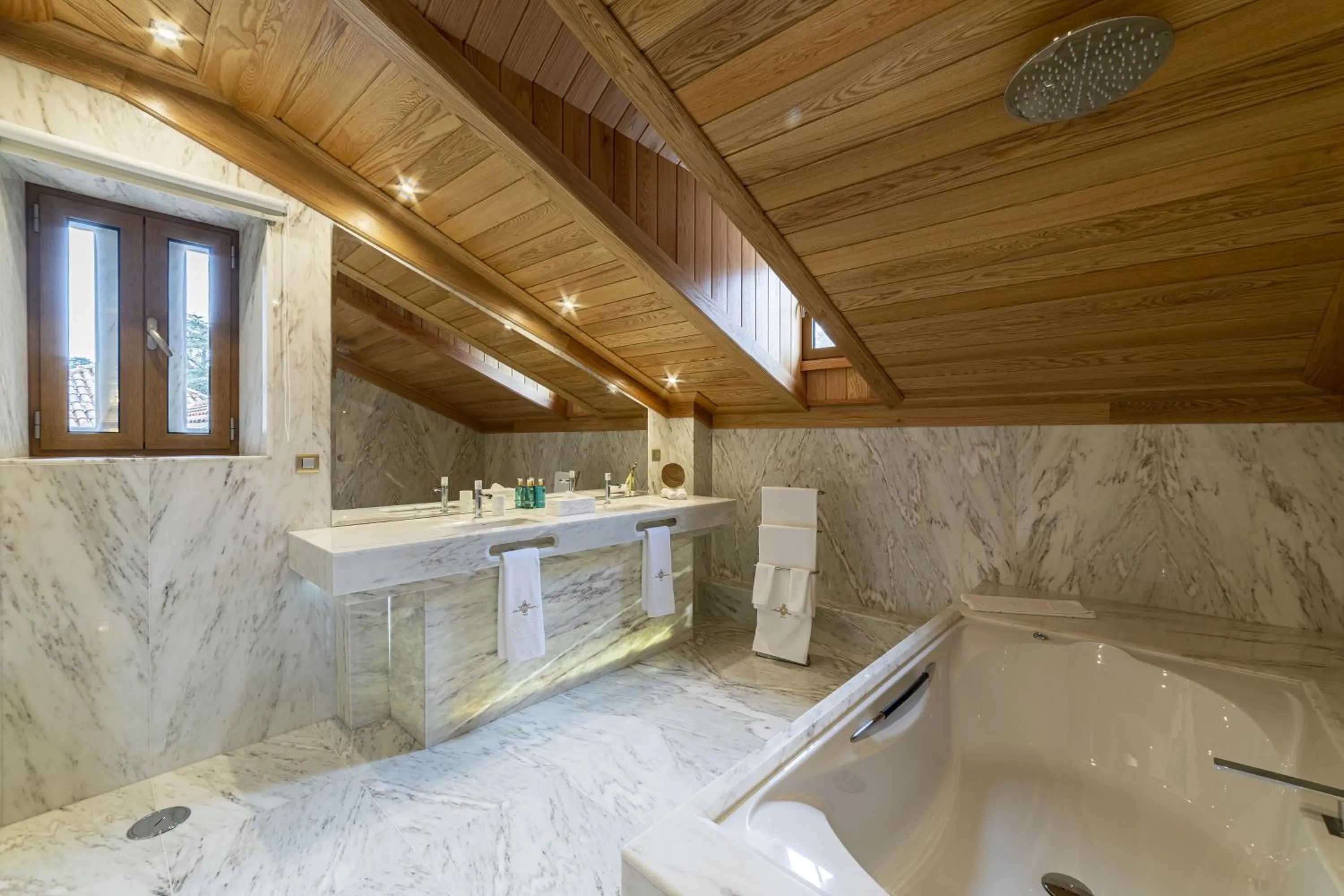 Bathroom in Sintra Marmòris Camélia