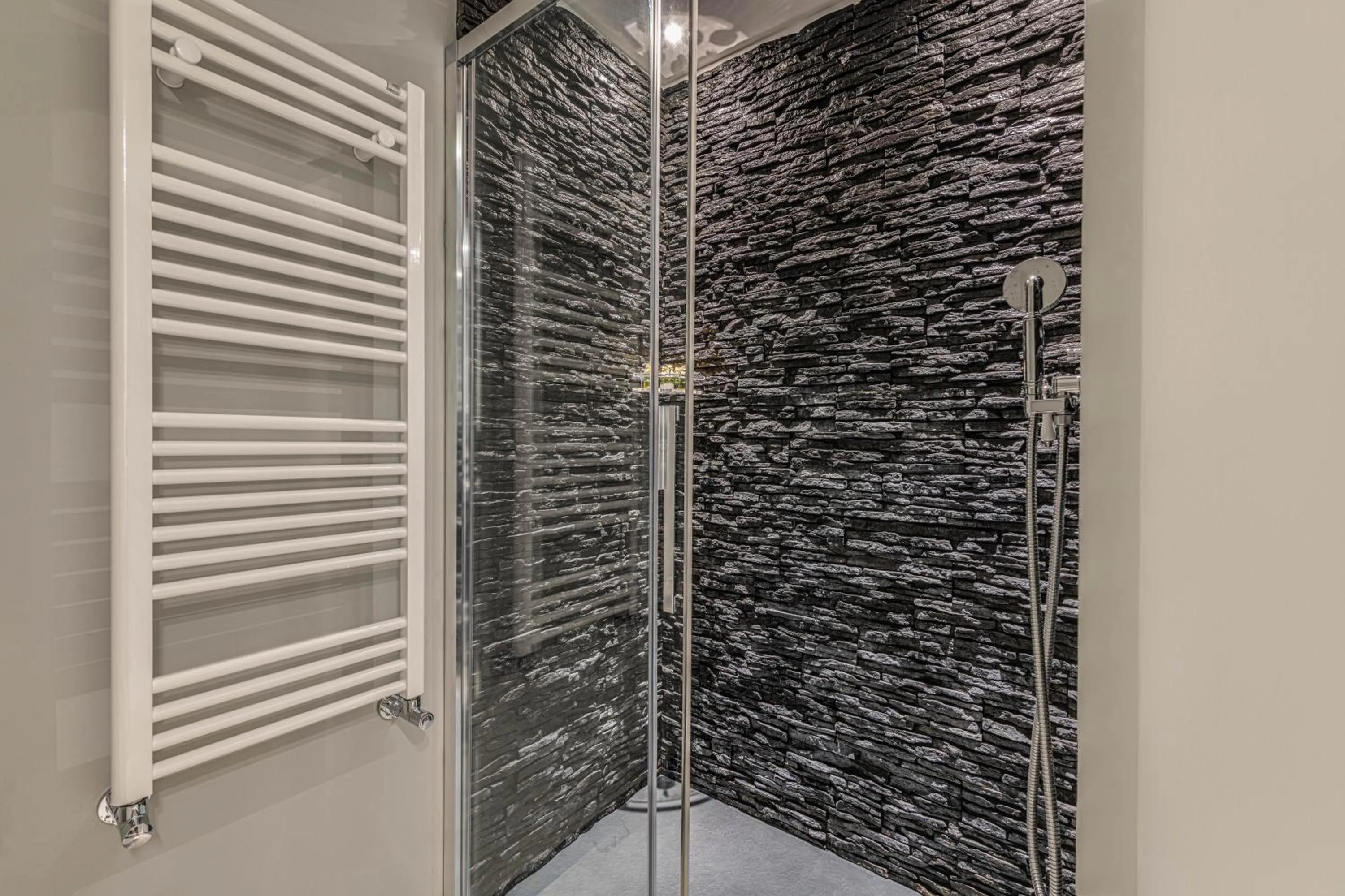 Shower in Hotel Vis à Vis