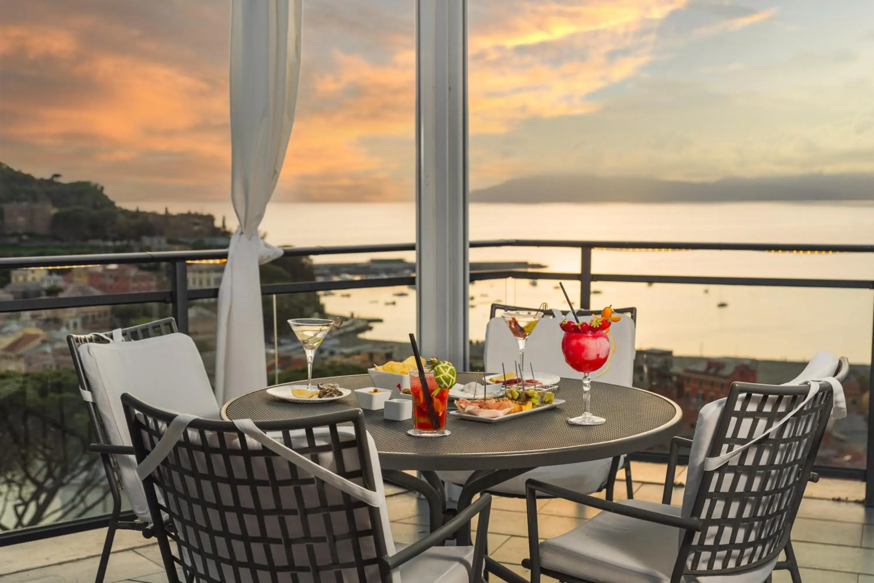 Lounge or bar in Hotel Vis à Vis Lounge or bar in Hotel Vis à Vis