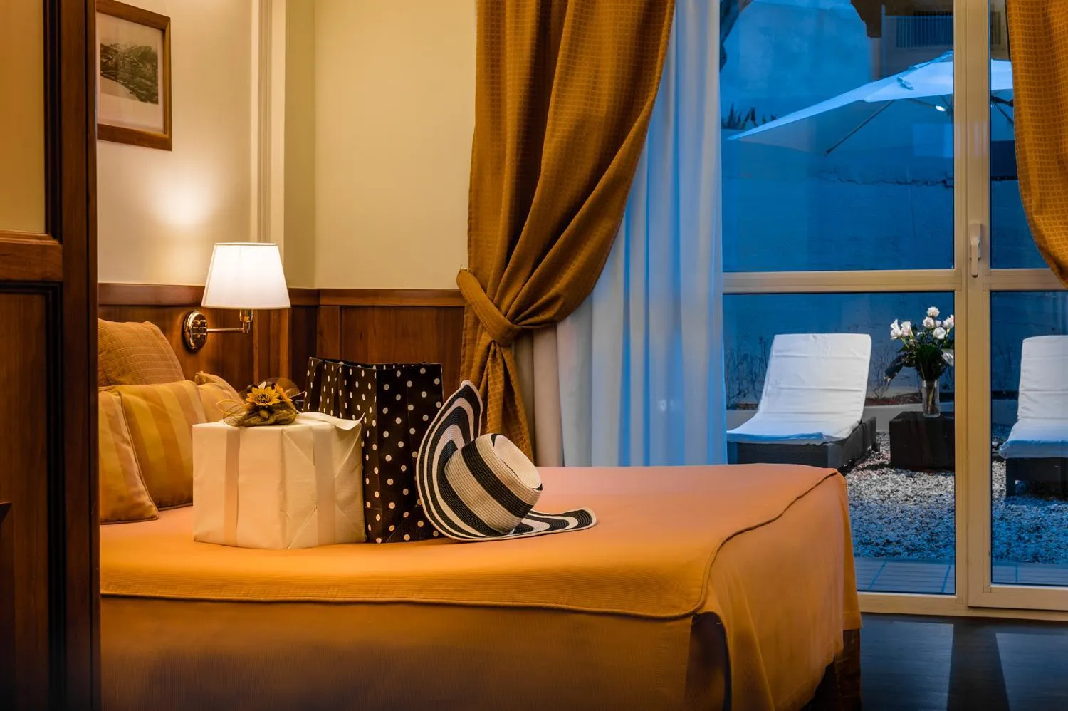 Garden view, Bed in Hotel Vis à Vis