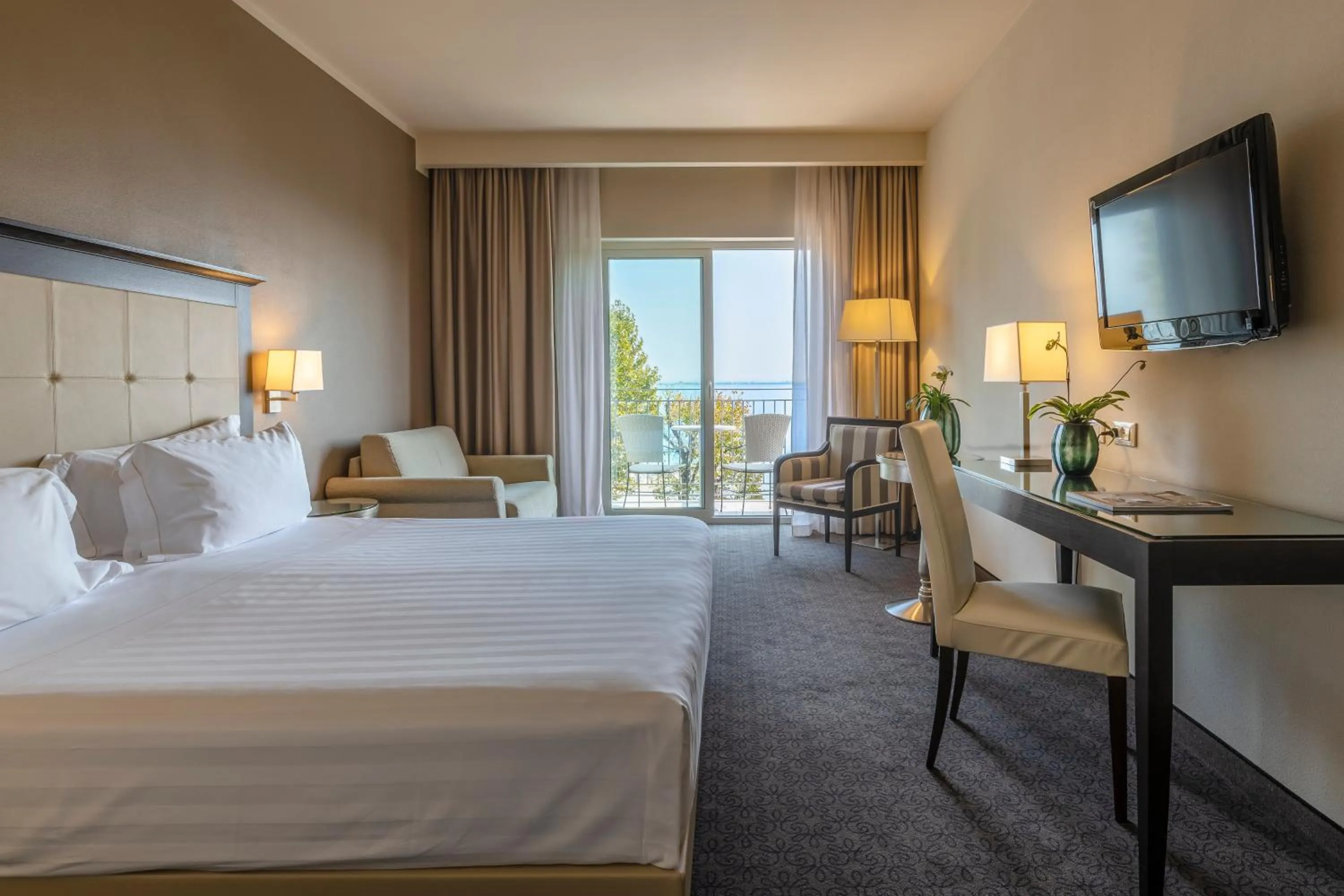 Photo of the whole room, Bed in Villa Rosa Hotel Desenzano