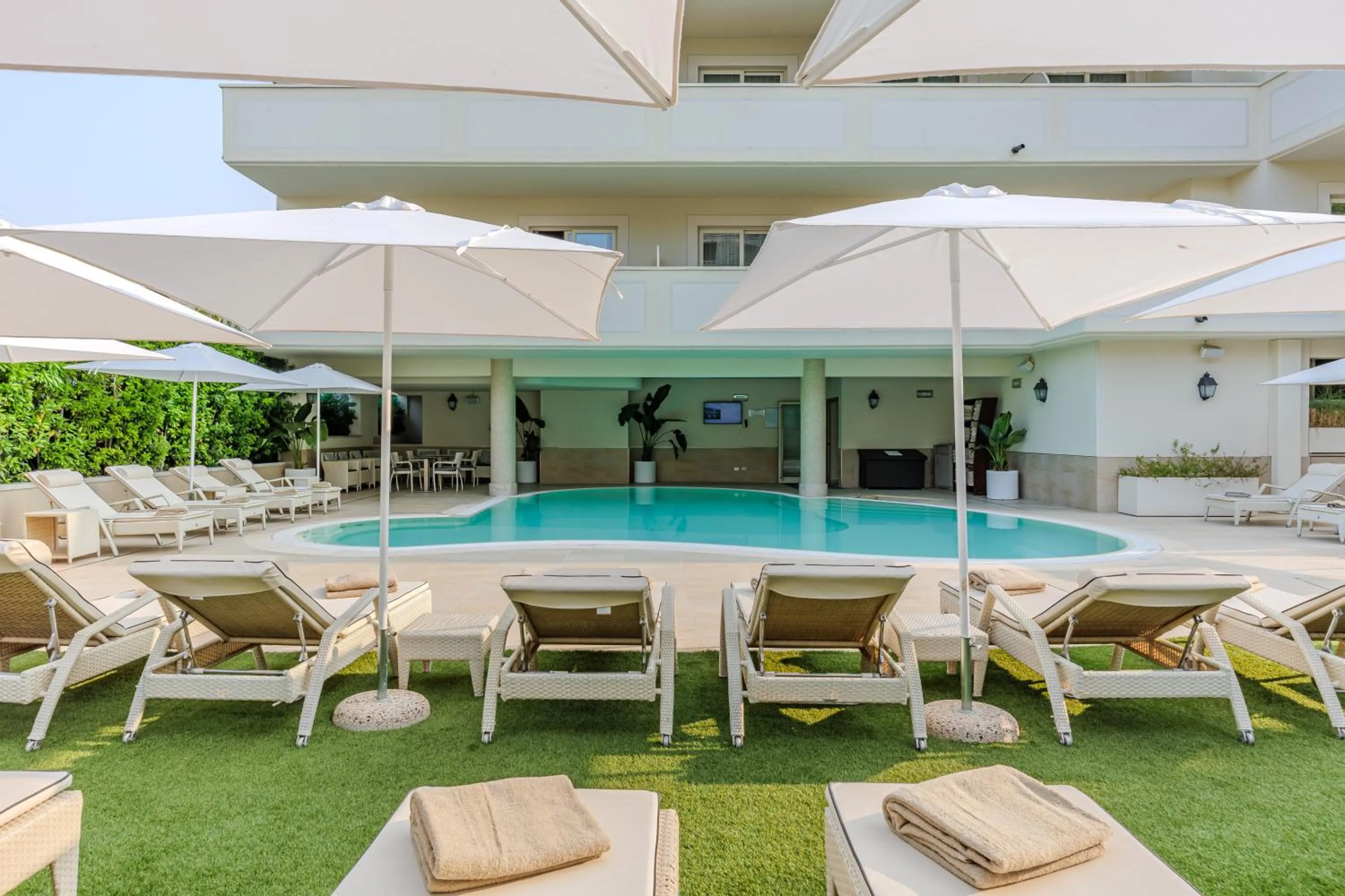 Swimming pool in Villa Rosa Hotel Desenzano