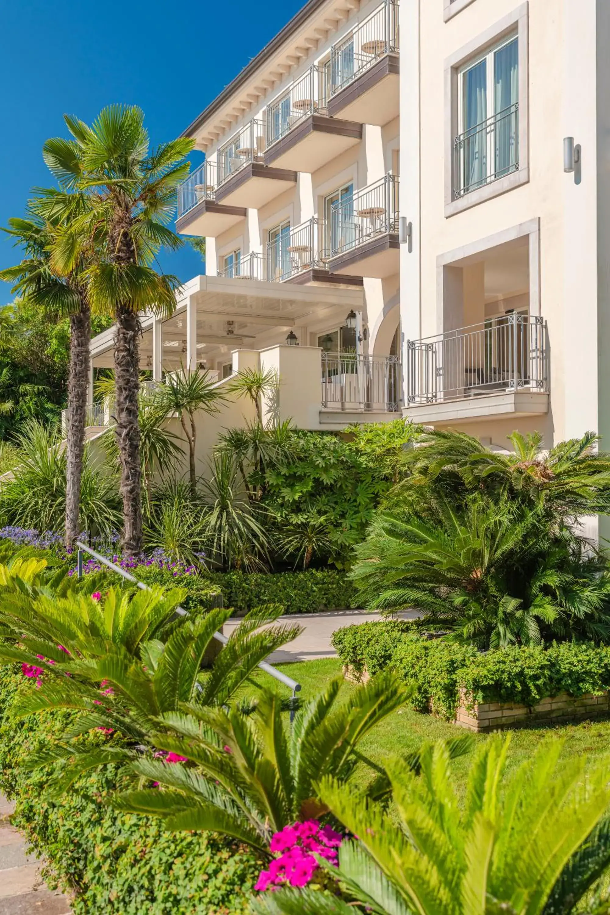 Property building in Villa Rosa Hotel Desenzano Property building in Villa Rosa Hotel Desenzano