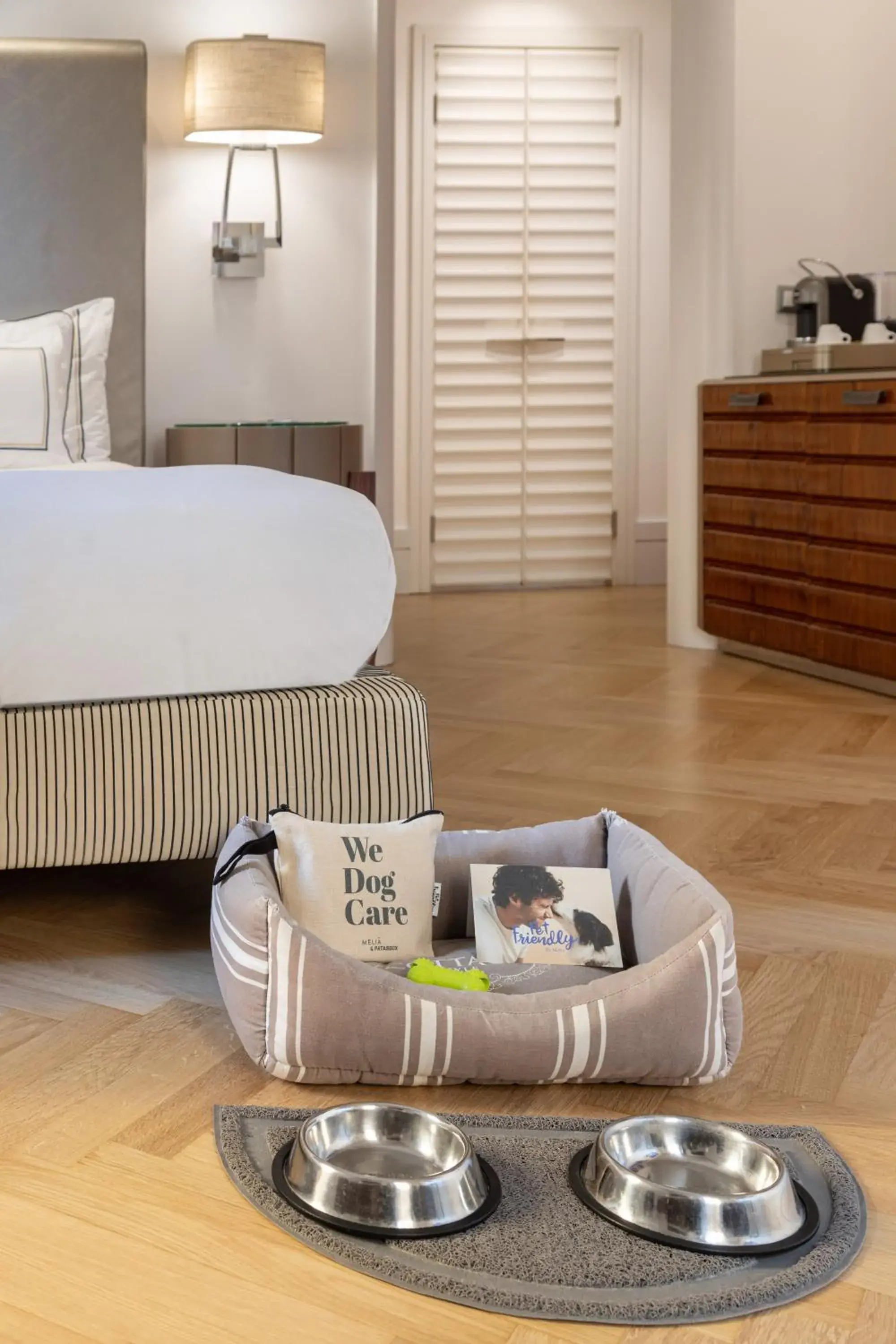 Photo of the whole room, Bed in Meliá Genova Photo of the whole room, Bed in Meliá Genova