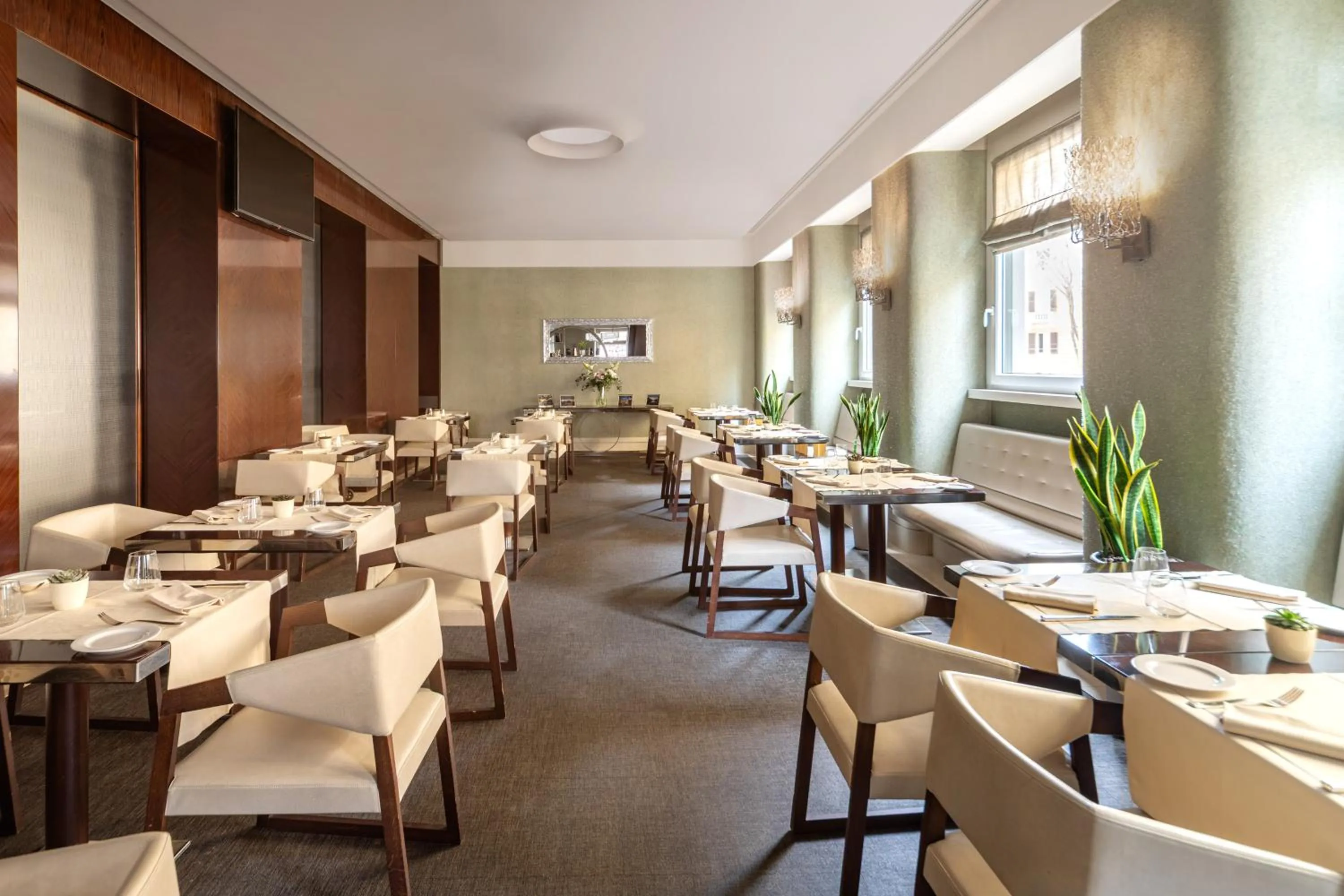 Restaurant/places to eat in Meliá Genova