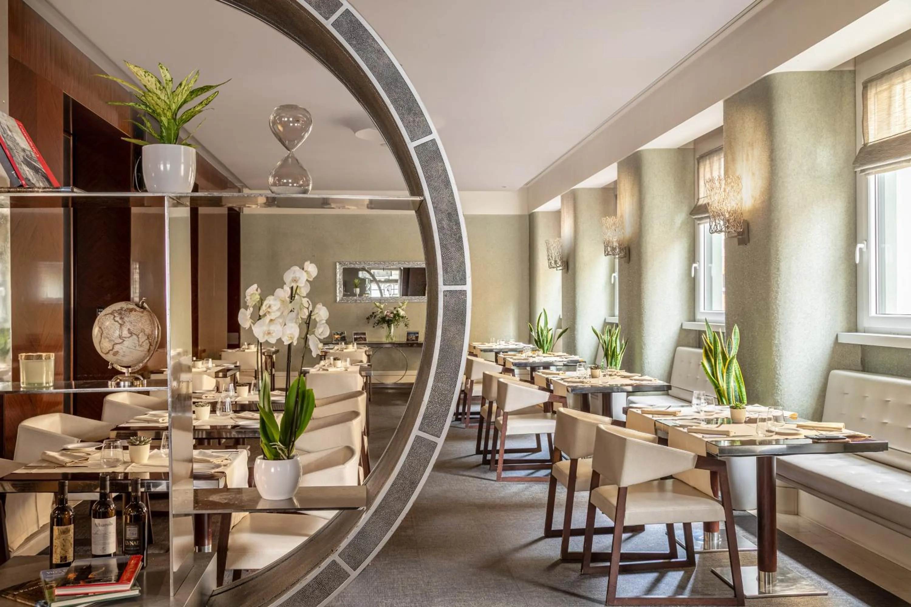 Restaurant/places to eat in Meliá Genova