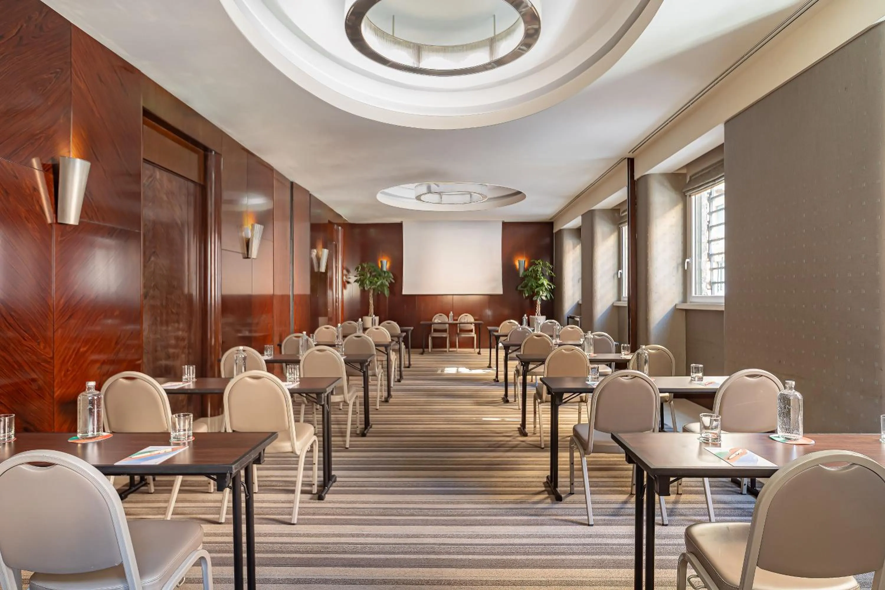 Restaurant/places to eat in Meliá Genova