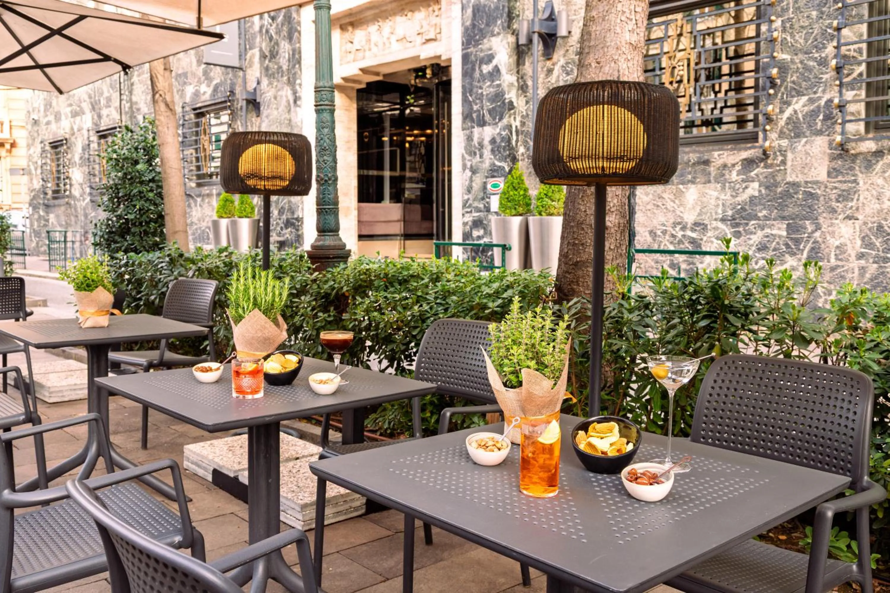 Restaurant/places to eat in Meliá Genova