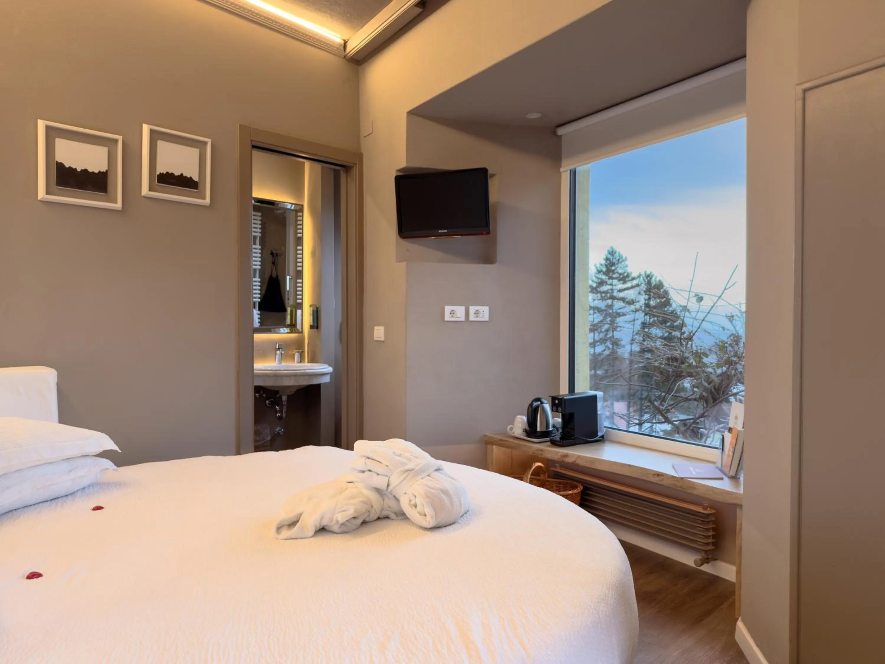 Photo of the whole room, Bed in Alp & Wellness Sport Hotel Panorama