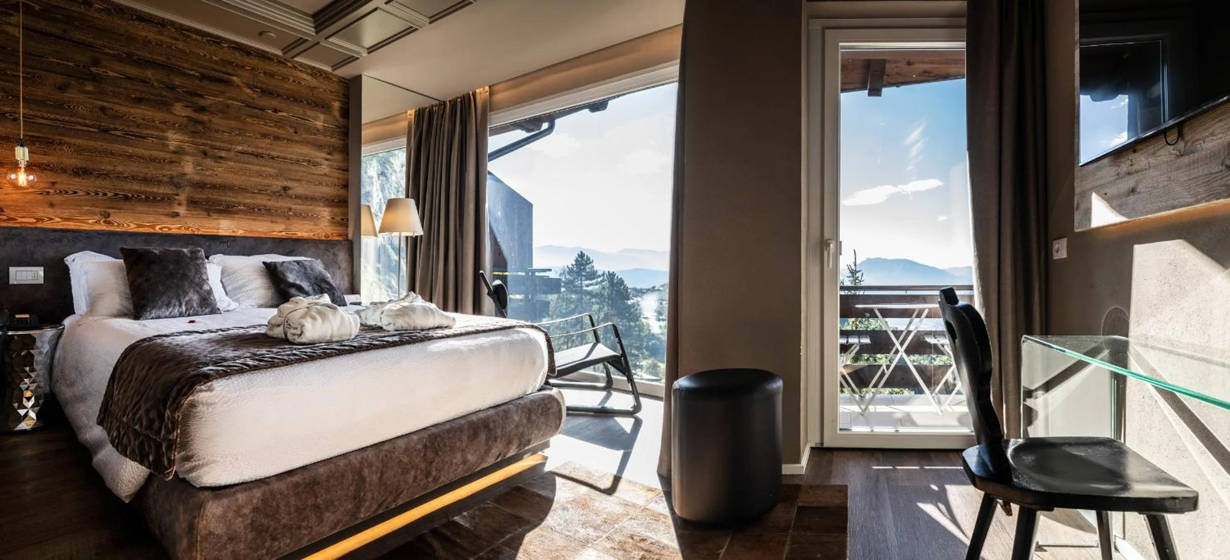 Bedroom, Bed in Alp Wellness Sport Hotel Panorama