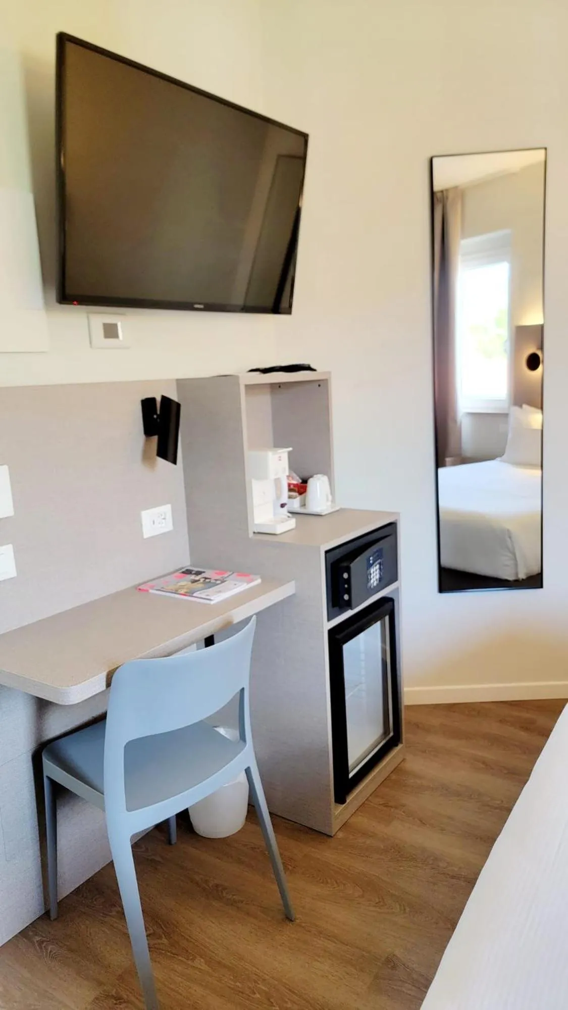 TV and multimedia, Bed in Hotel Aurora Duino