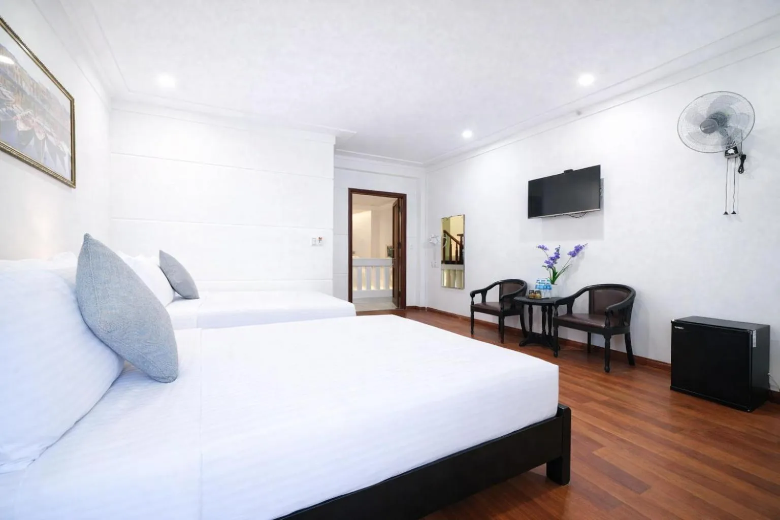 Property building, Bed in Dory Hotel