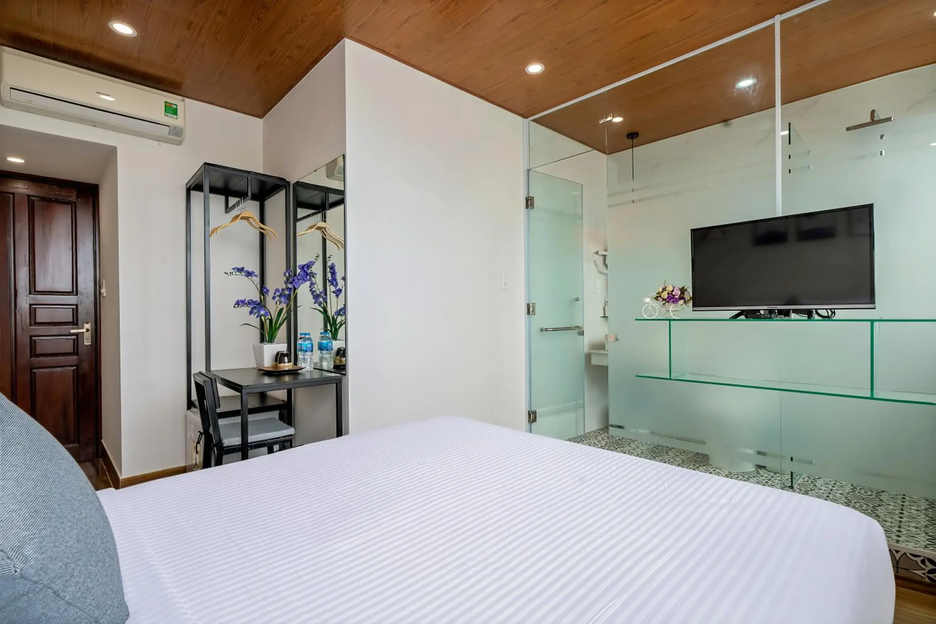 TV and multimedia, Bed in 1 Stop Dory Hotel TV and multimedia, Bed in 1 Stop Dory Hotel