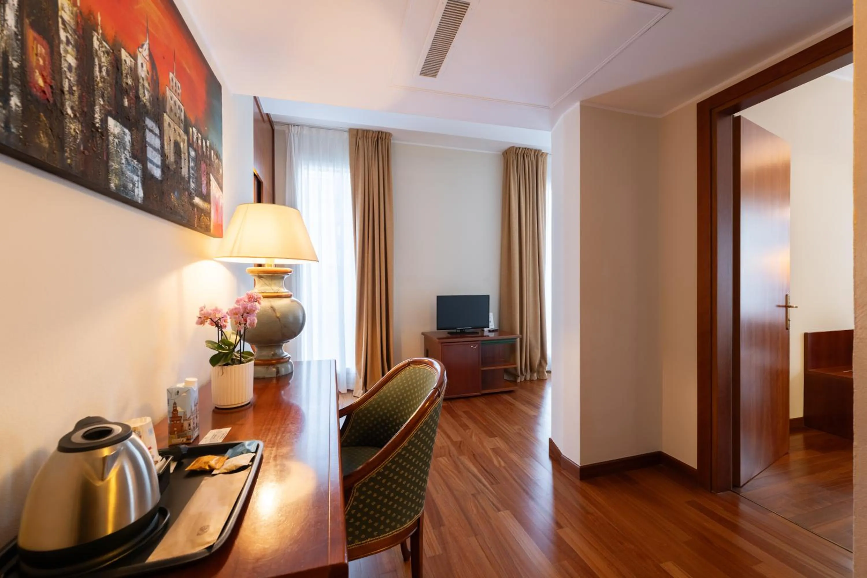 Communal lounge/ TV room in Hotel Raffaello