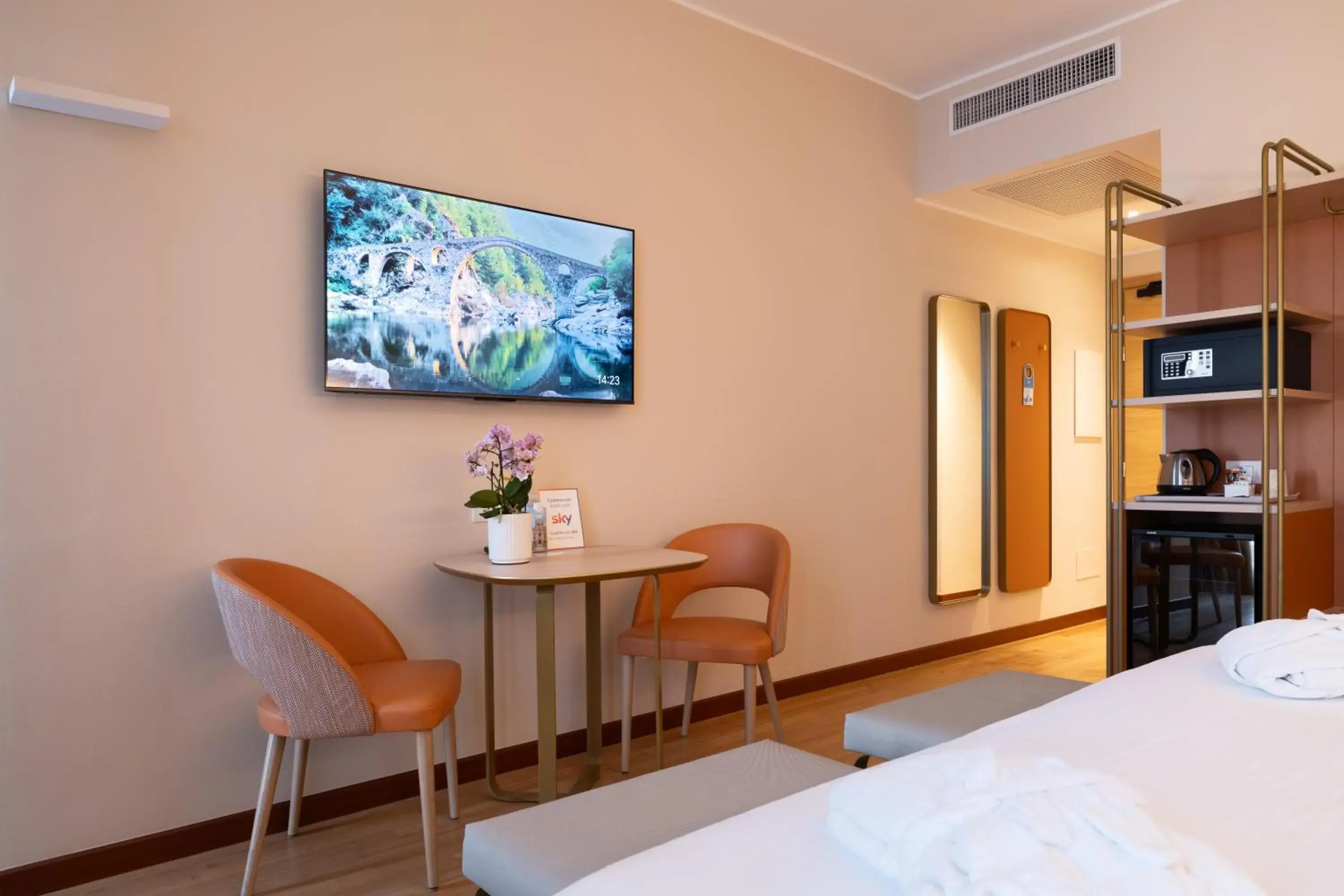 Communal lounge/ TV room, Bed in Hotel Raffaello Communal lounge/ TV room, Bed in Hotel Raffaello