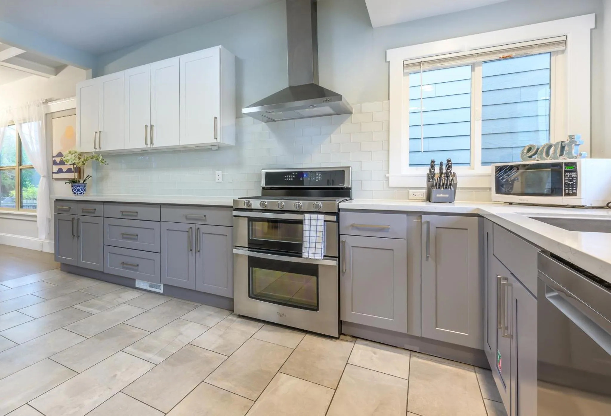 Kitchen or kitchenette in Upgraded Home with 5 BR 4 Bath 4 FREE gated parking space, Family,EV,RV friendly