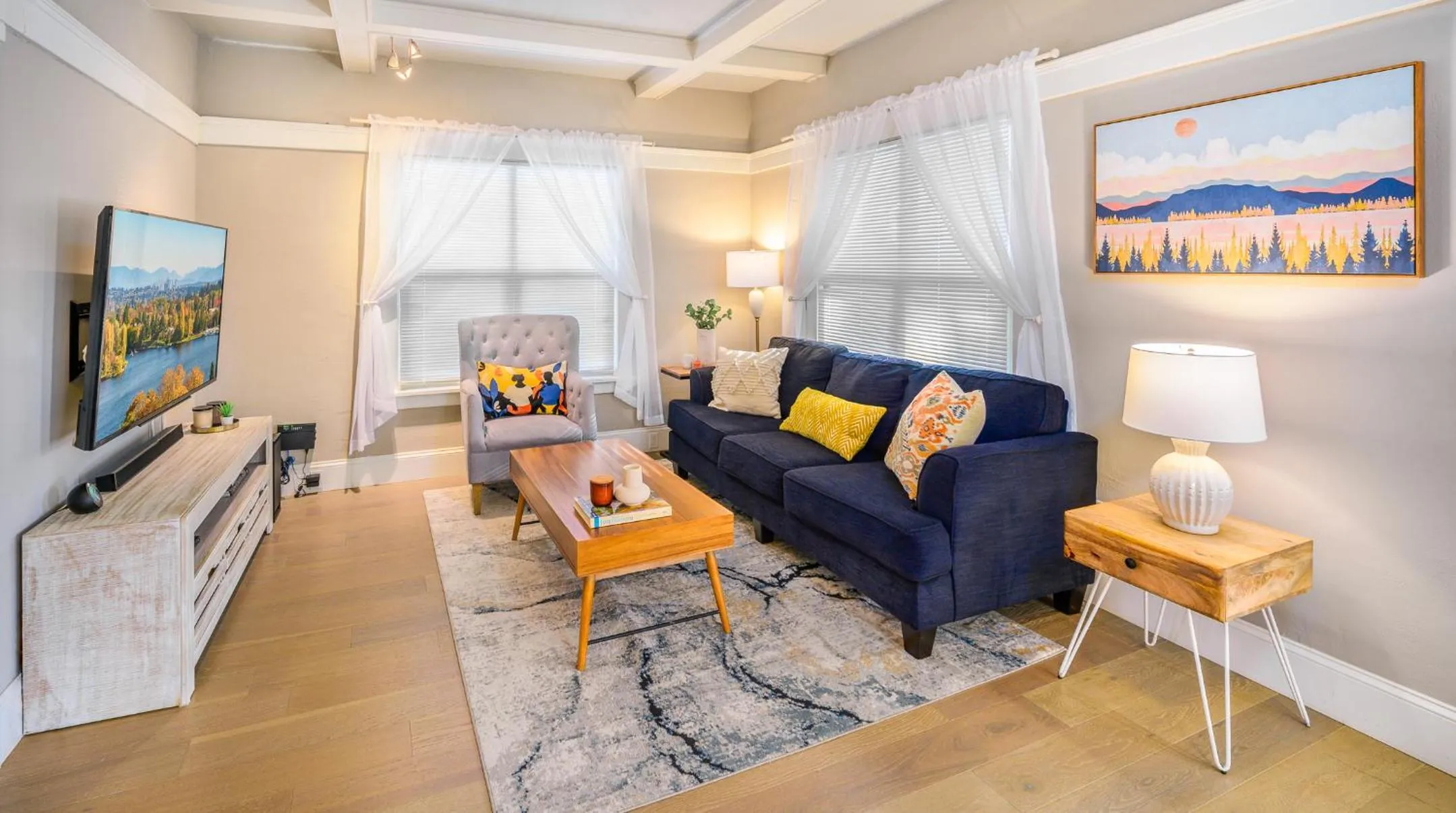 Communal lounge/ TV room in Upgraded Home with 5 BR 4 Bath 4 FREE gated parking space, Family,EV,RV friendly