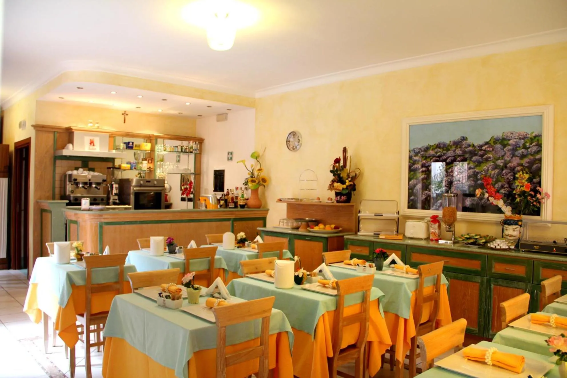 Nightclub / DJ in Residence Alberghiero Eolie