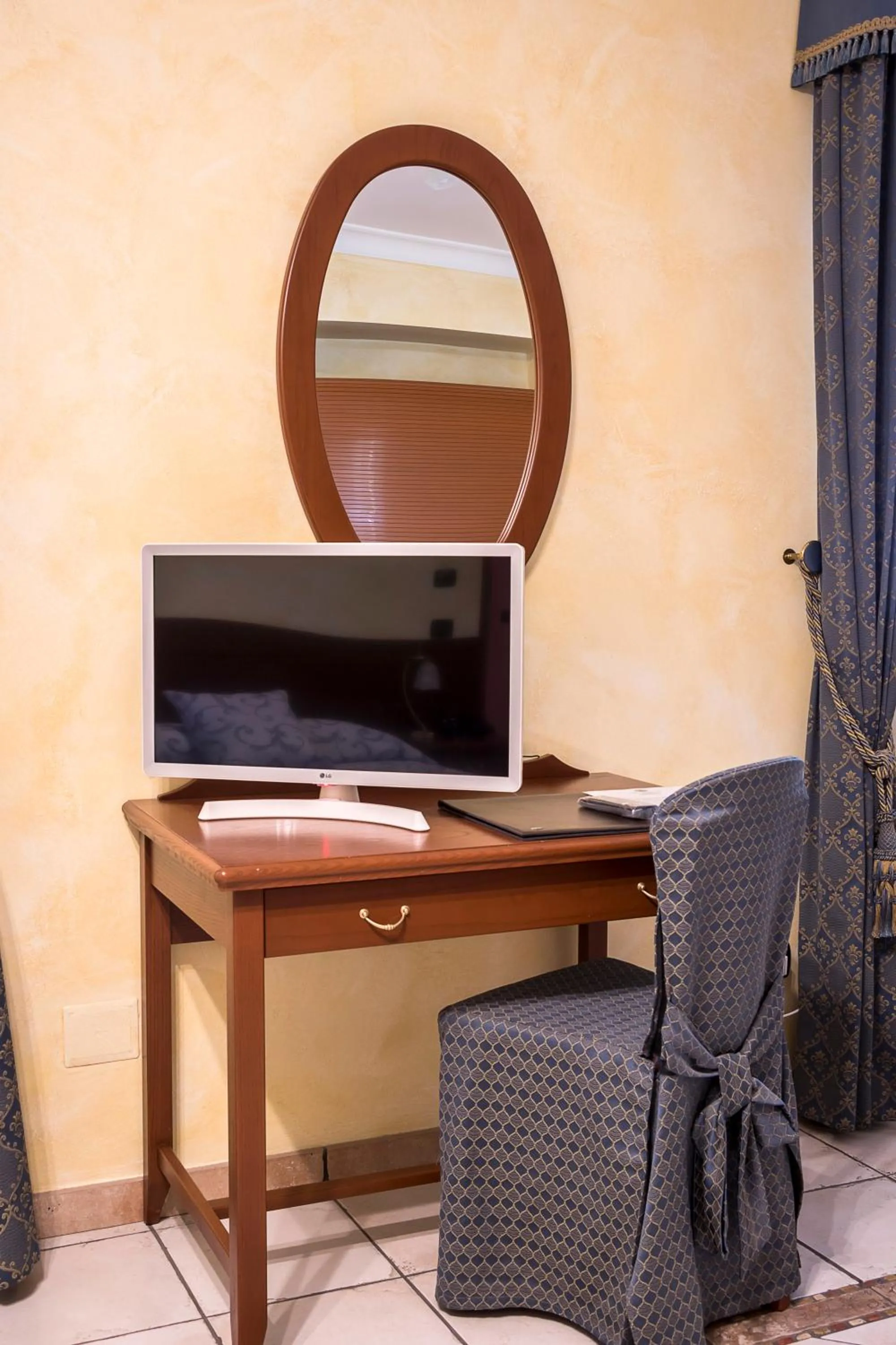 TV and multimedia in Residence Alberghiero Eolie