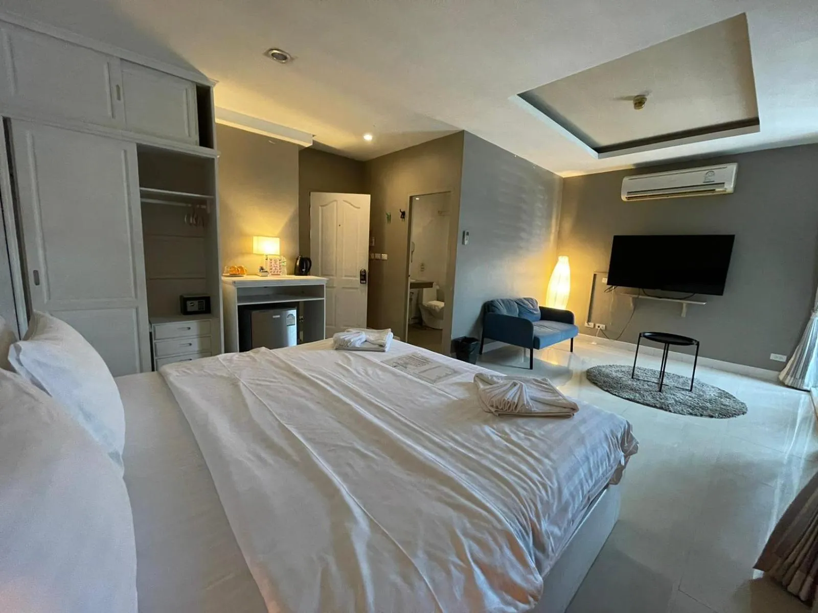 Photo of the whole room, Bed in Lenny's Koh Samui