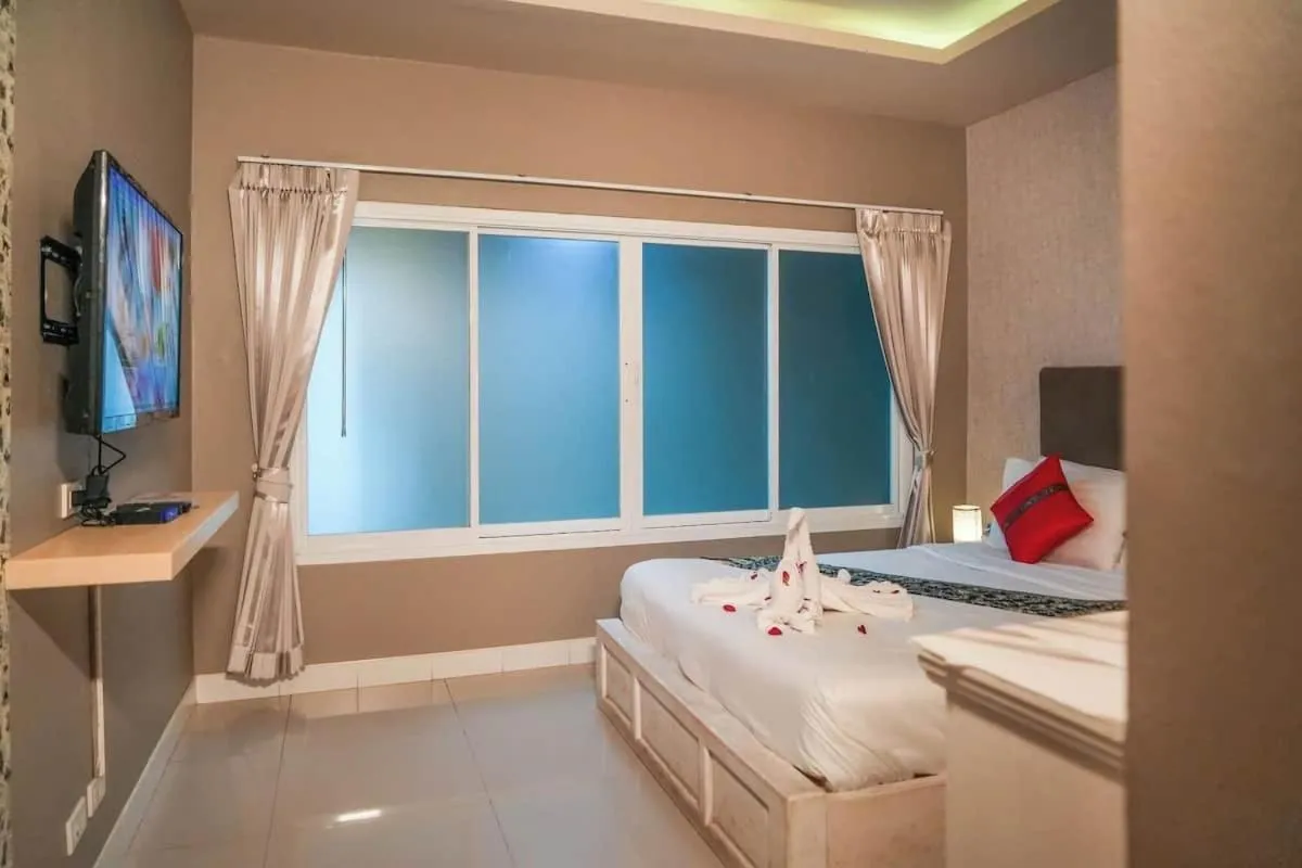 Photo of the whole room, Bed in Lenny's Koh Samui